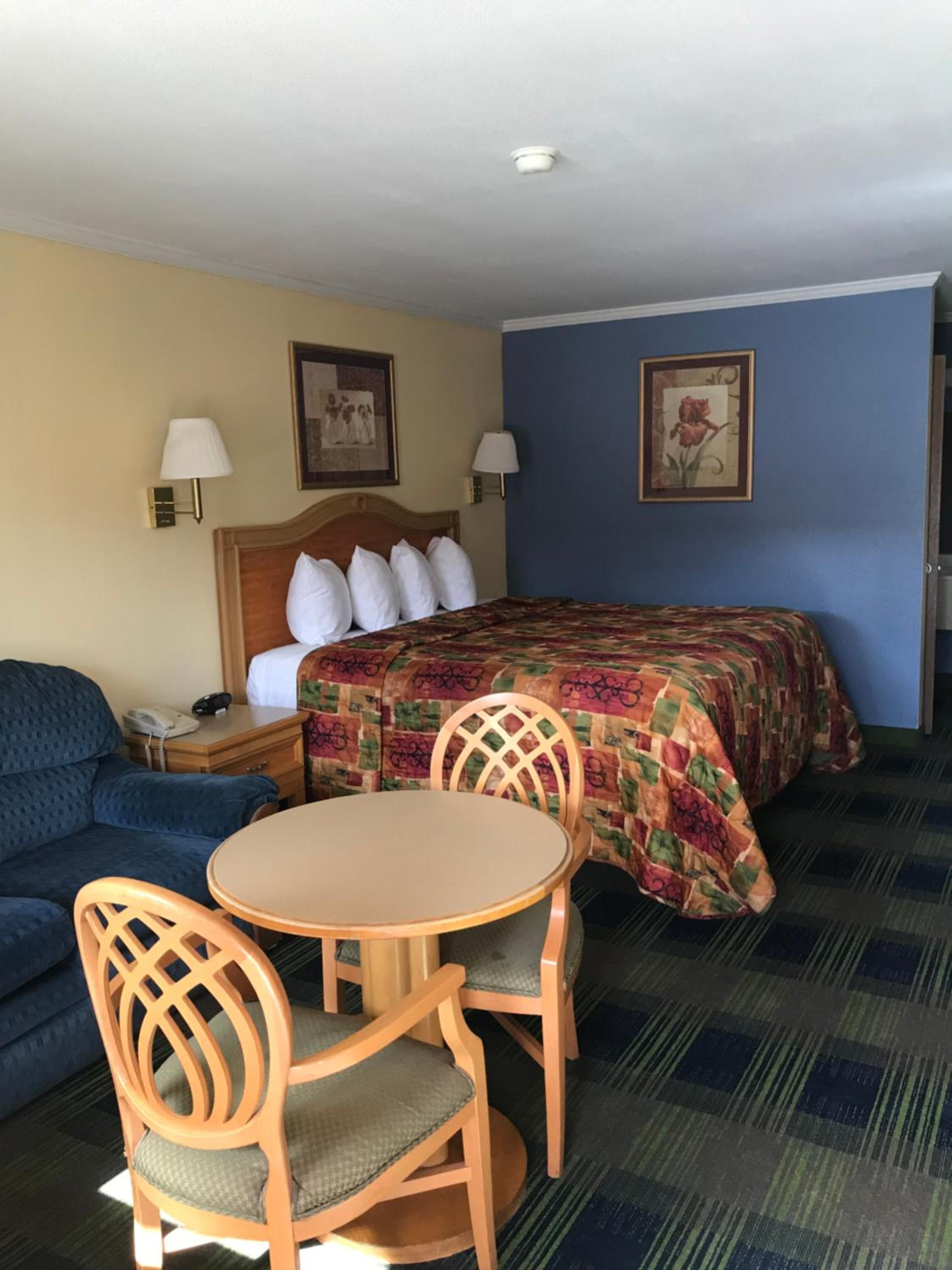 King Room - Non-Smoking - Photo 2