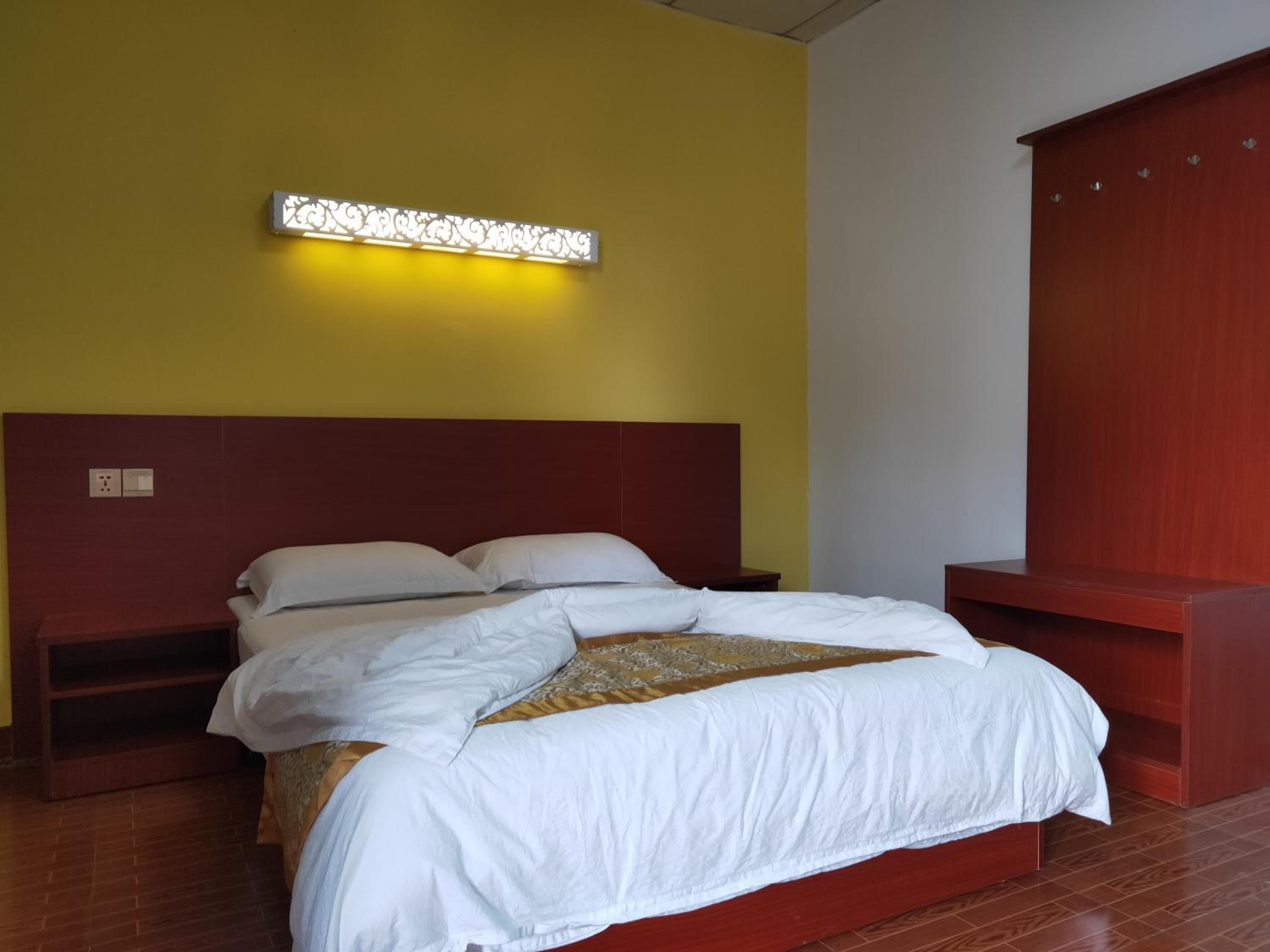 Deluxe Room (2 Adults + 1 Child) photo 1
