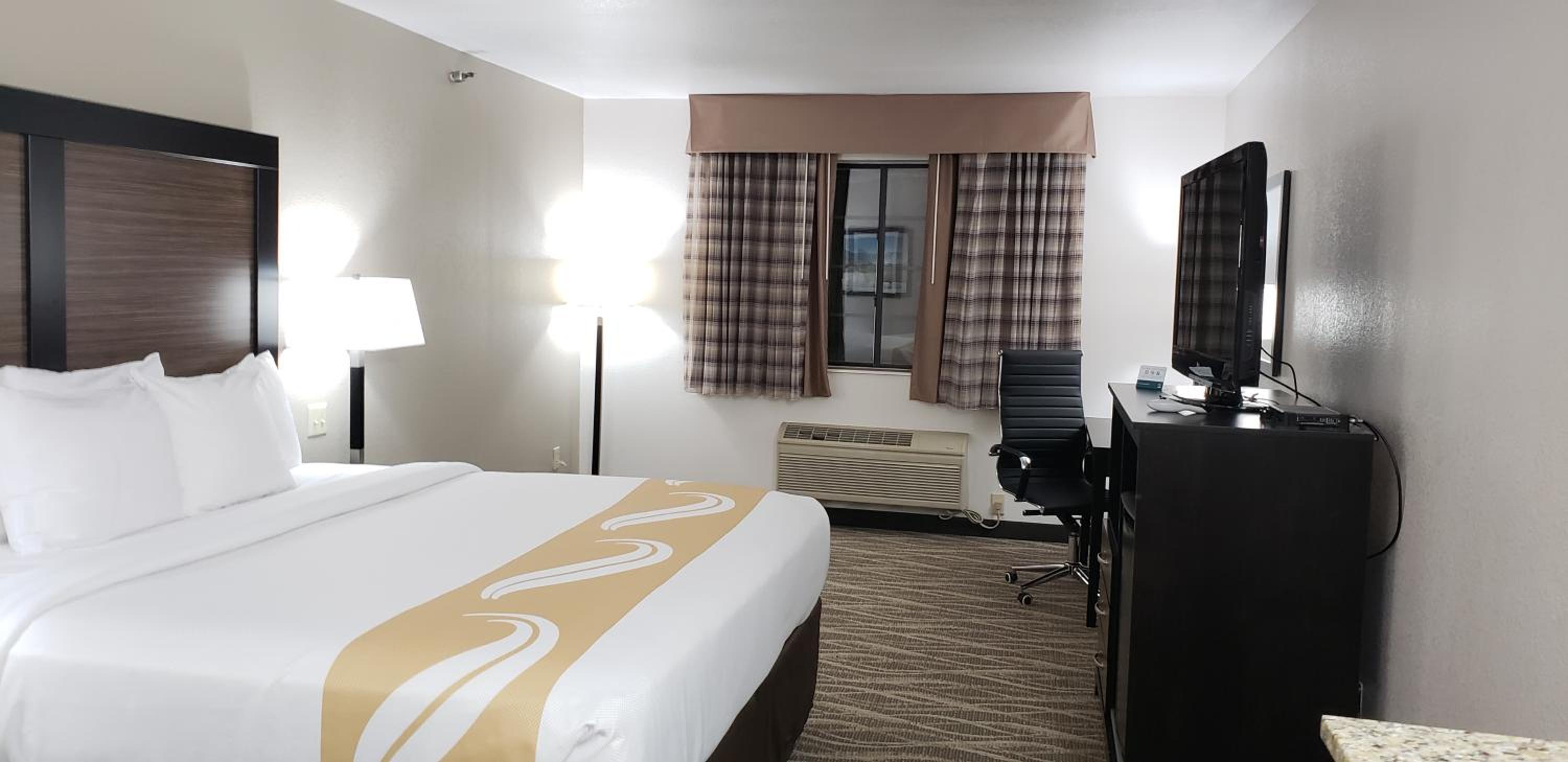 Superior King Room with Mountain View - Non-Smoking photo 2