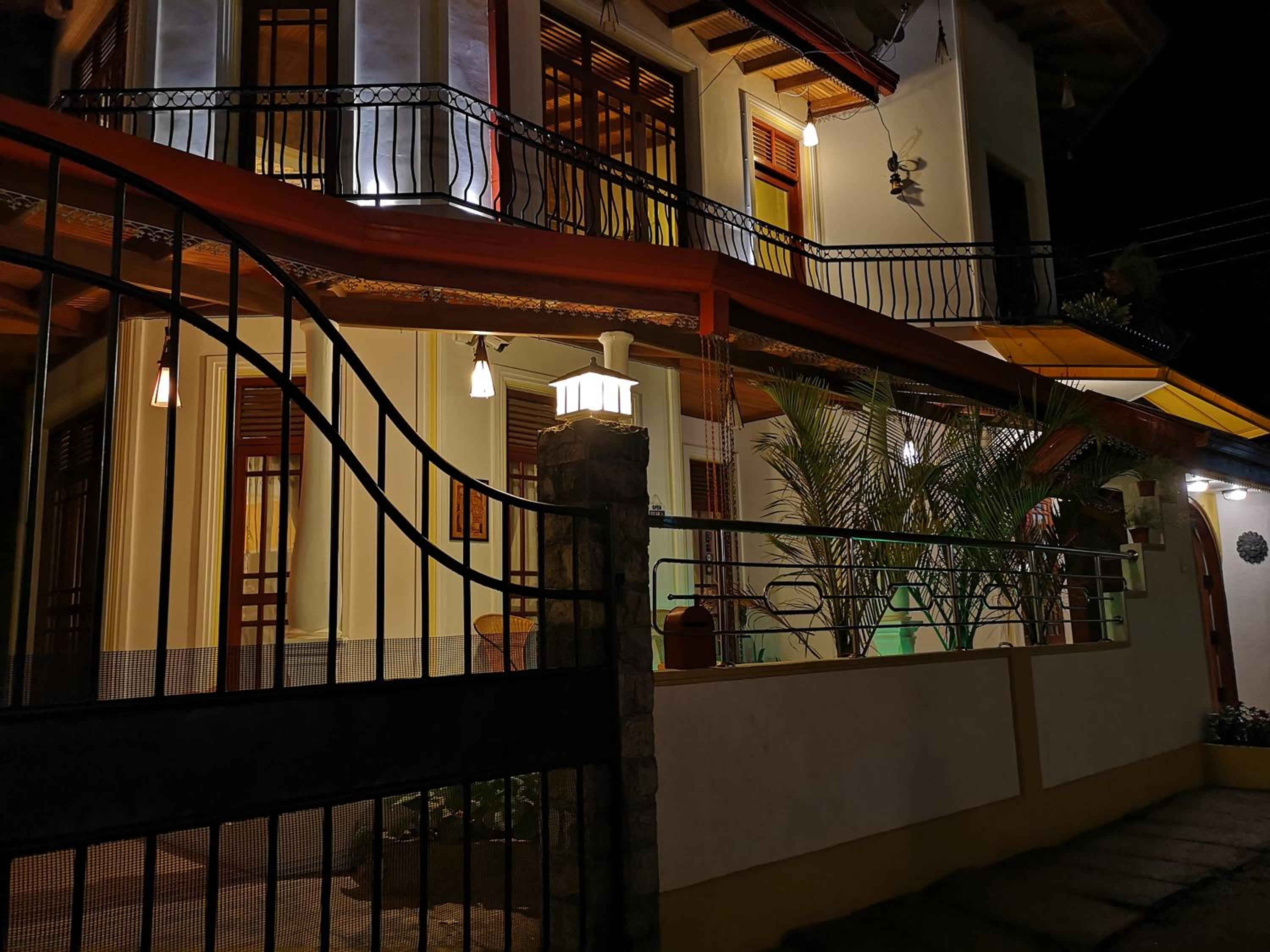 Deluxe Double Room with Free 24 hours Check-in & Check-out photo 1