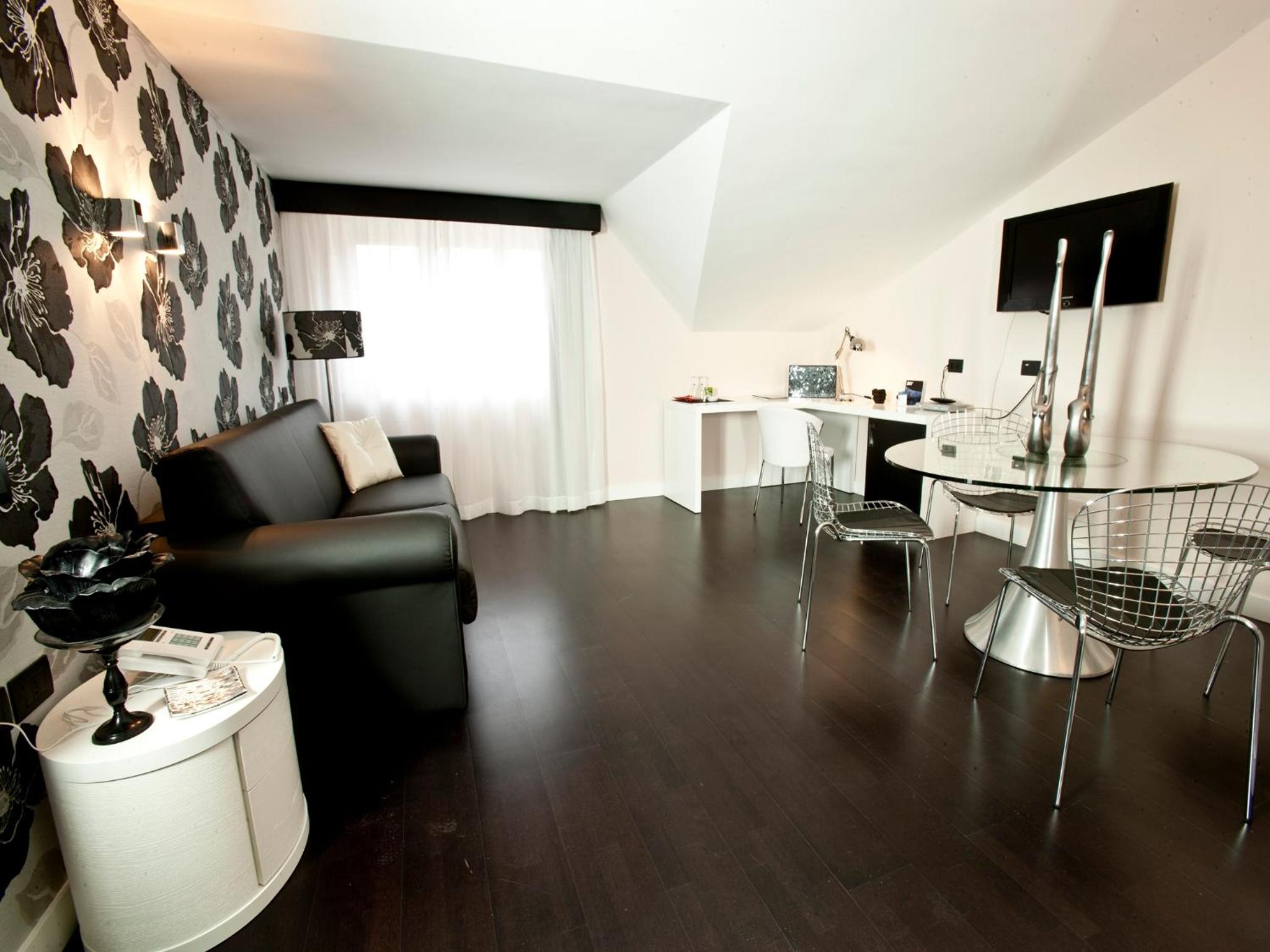 Suite - Photo 5
