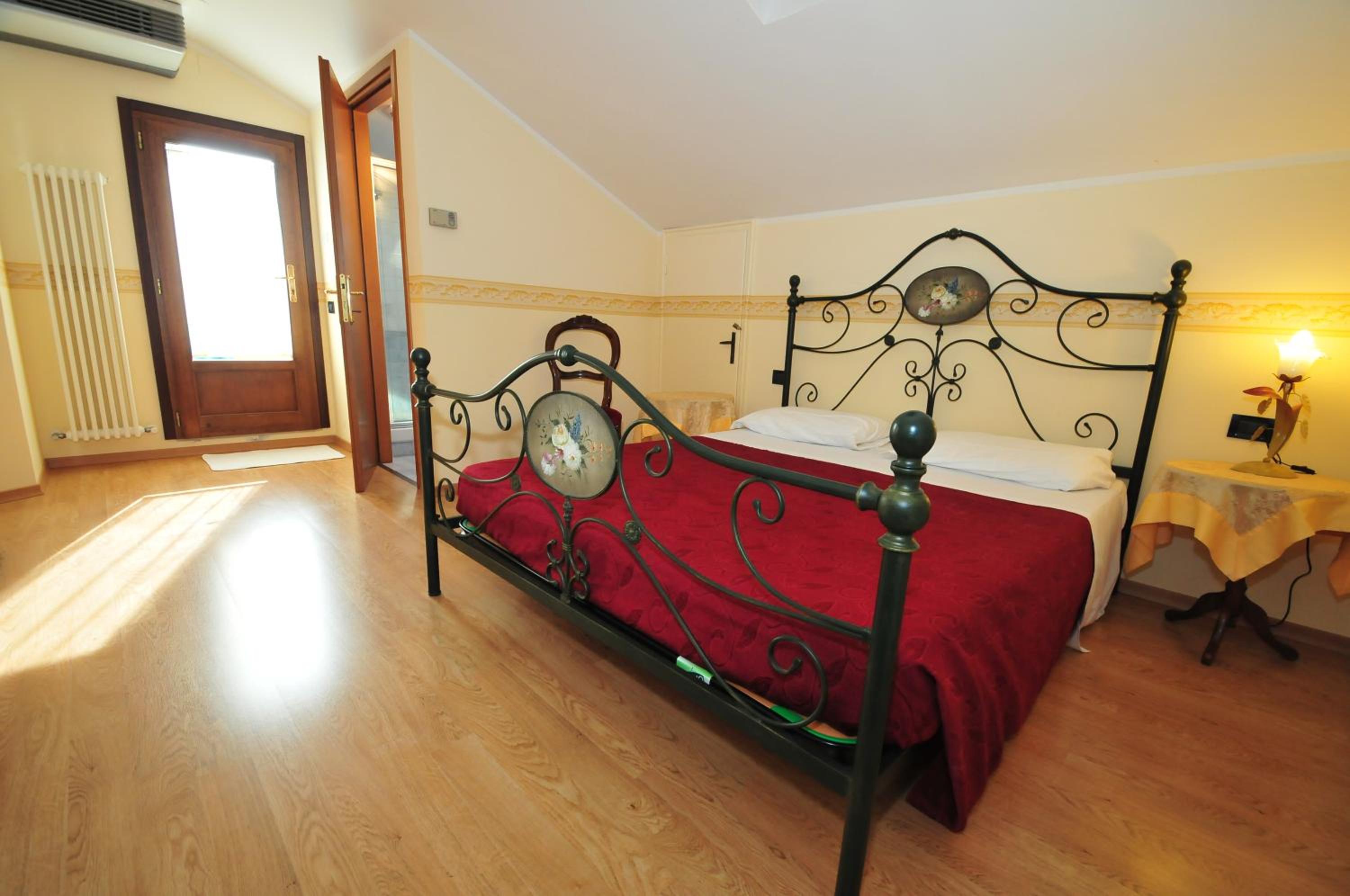 Superior Double or Twin Room with Canal View photo 3