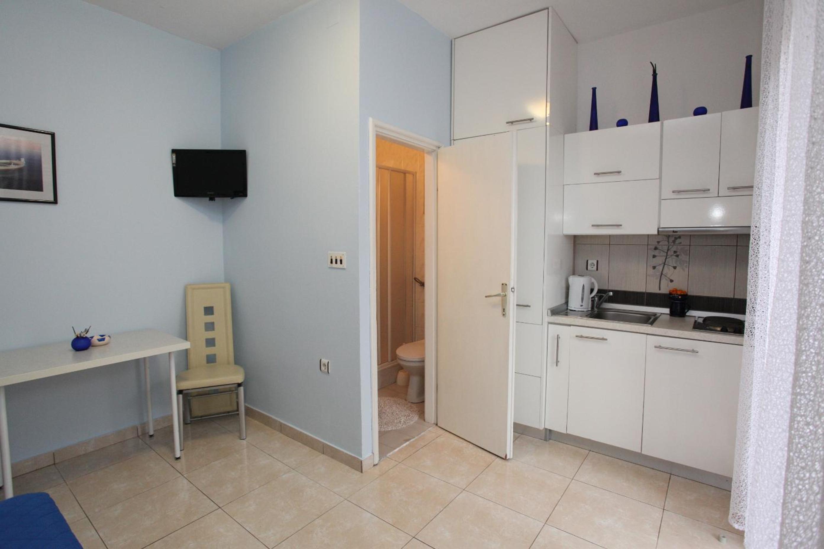 Studio with Balcony - Photo 2
