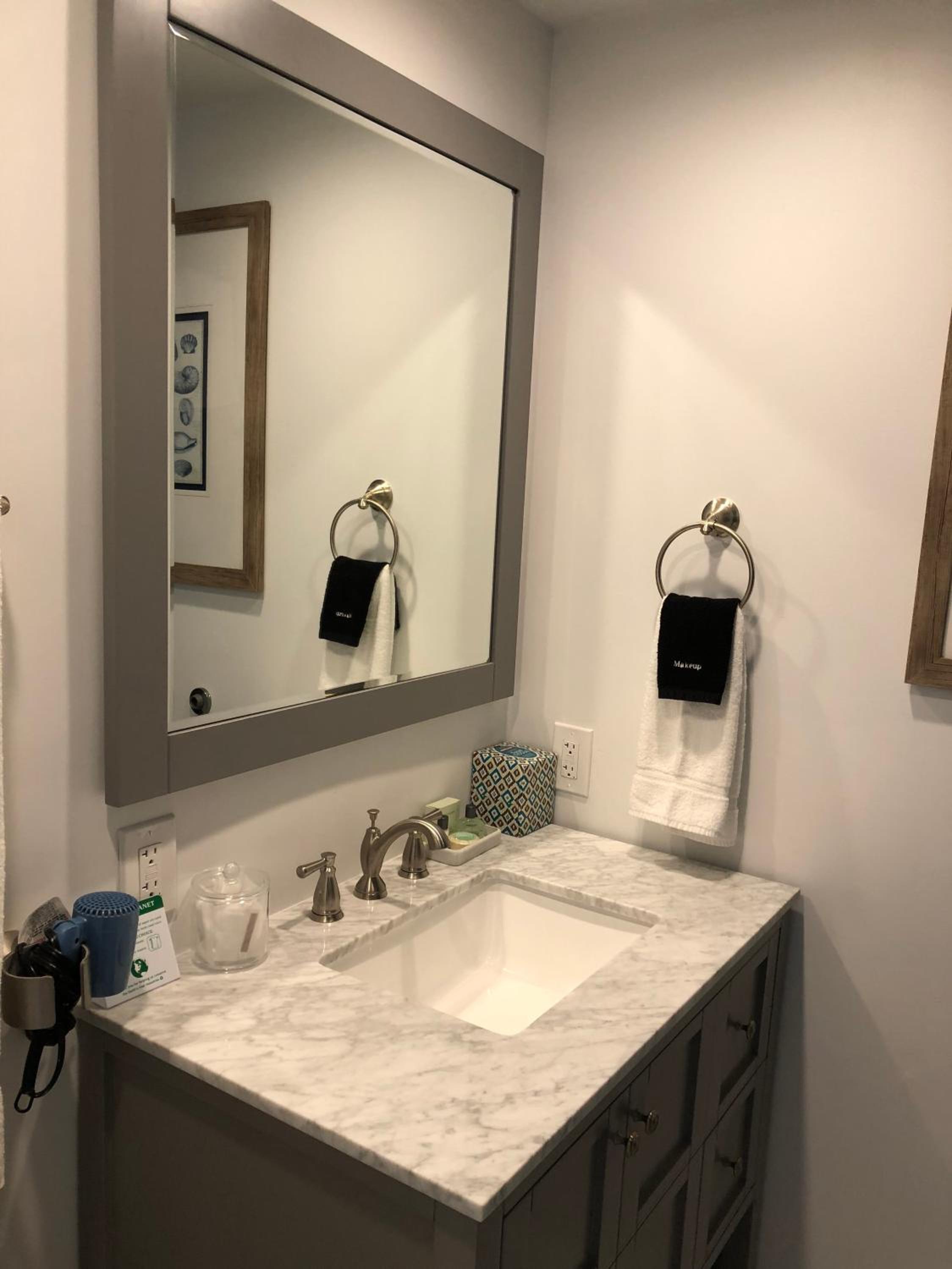Queen Suite with Sea View - Photo 18