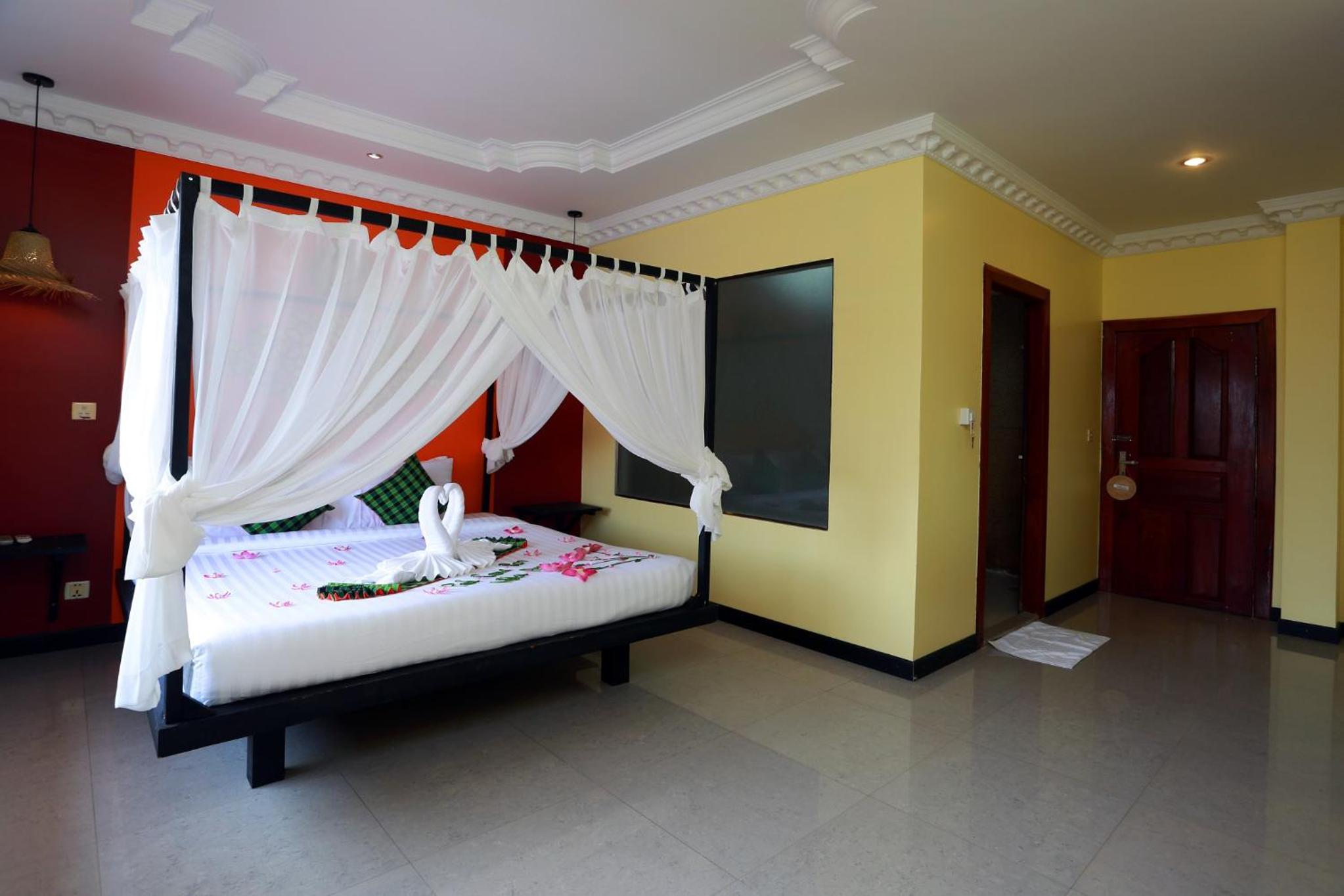 Deluxe Double Room with Balcony and Pool View @ Free Pickup - Photo 7