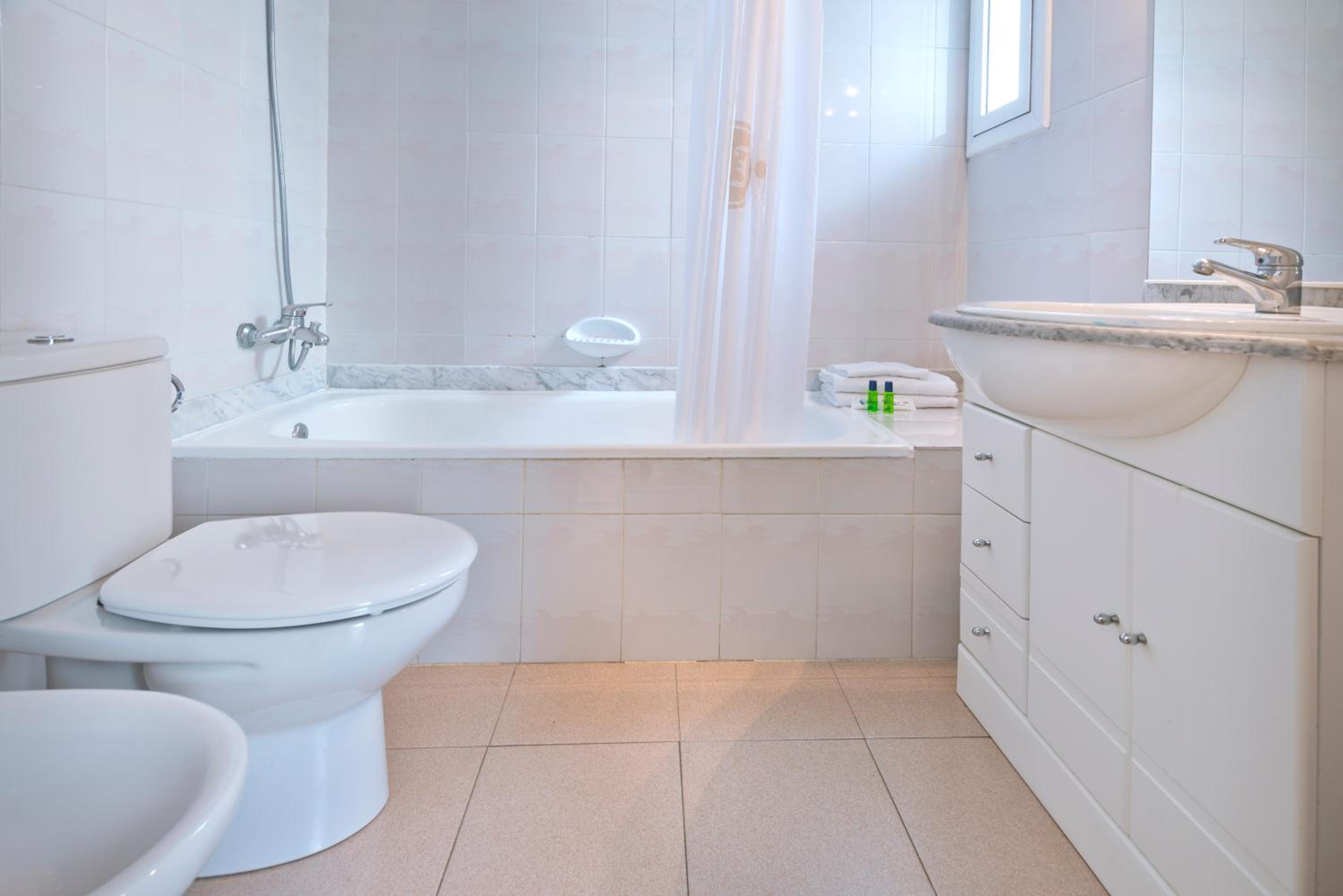 Double or Twin Room - Photo 8