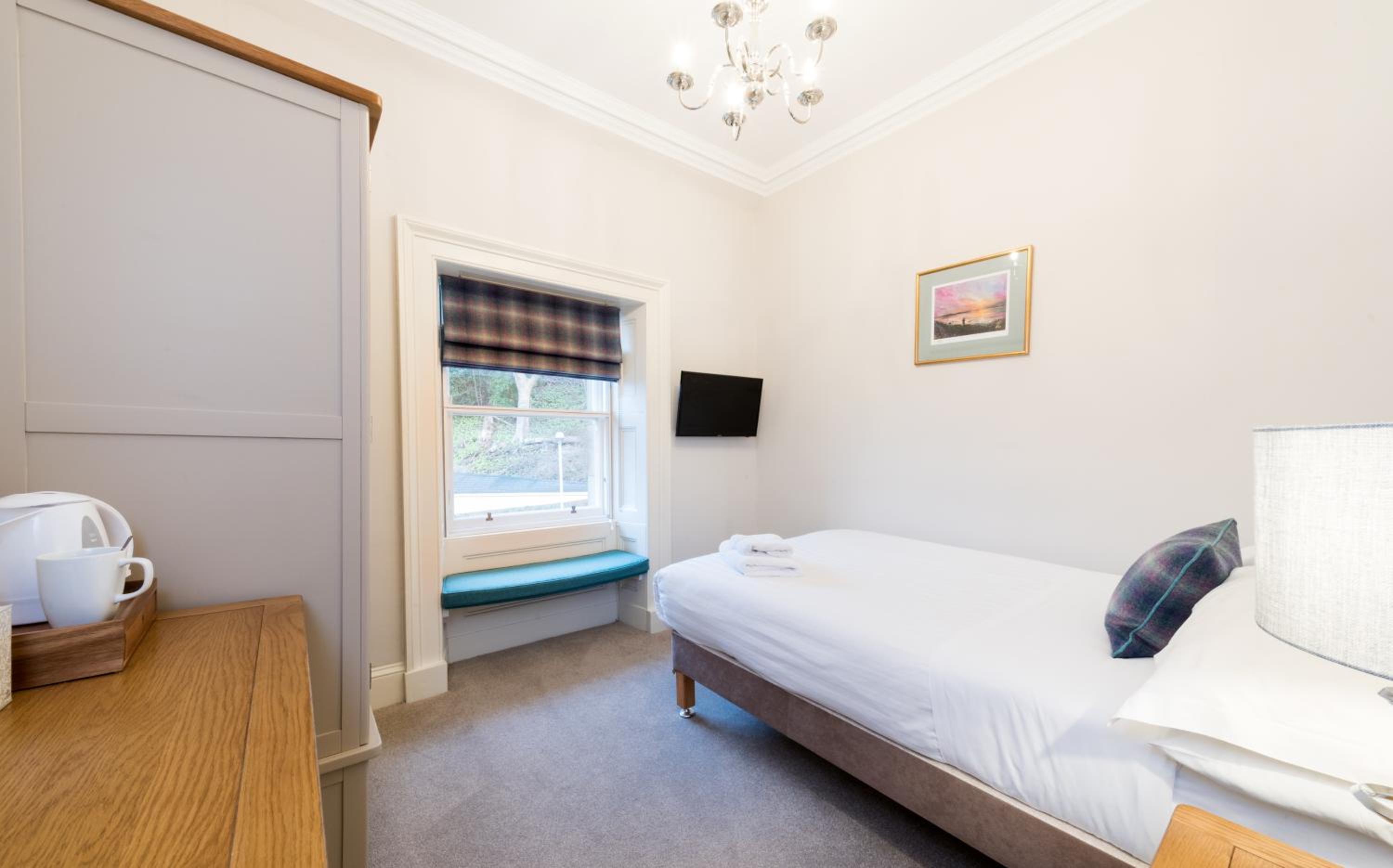 Single room with shared external bathroom photo 2