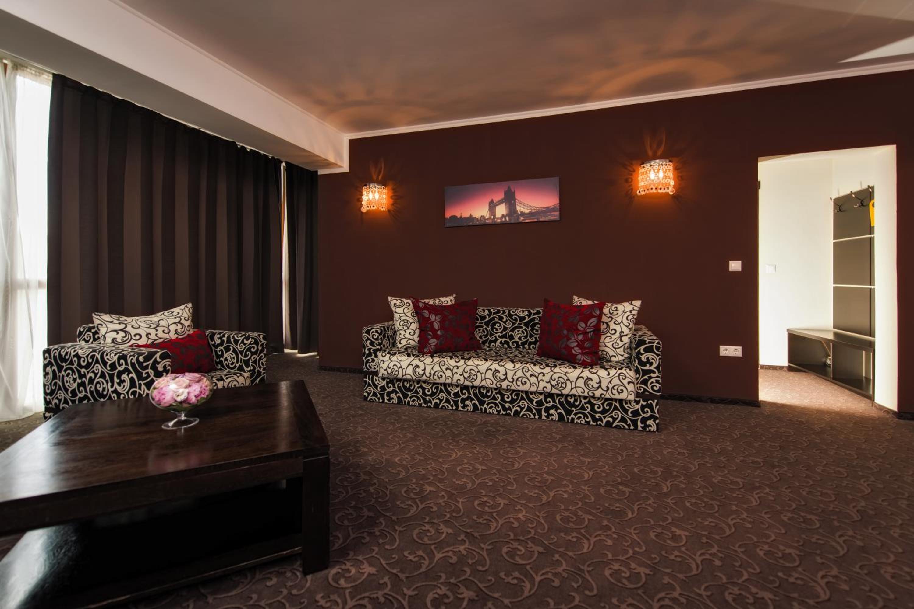 Suite - Photo 1