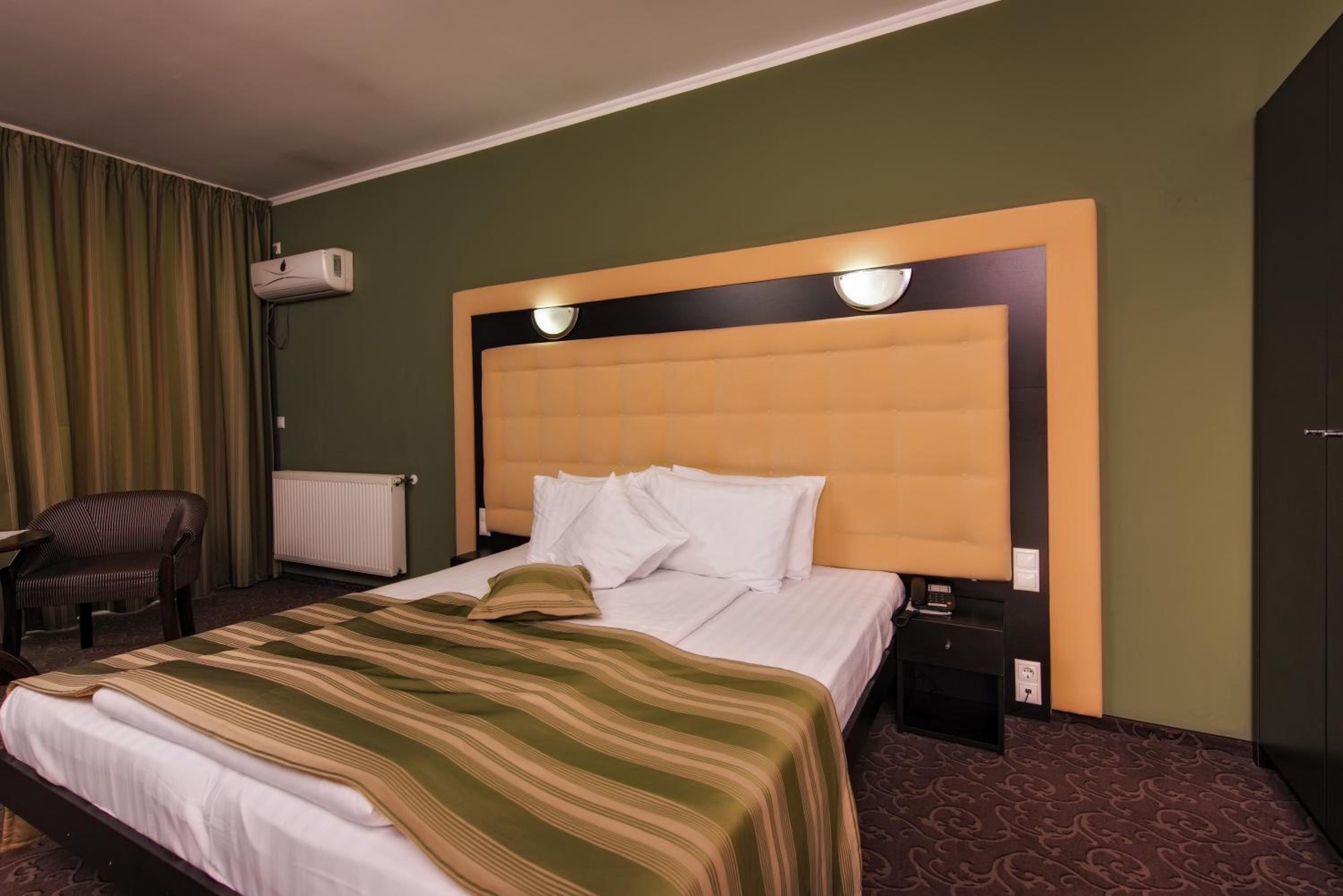 Business Double Room - Photo 1