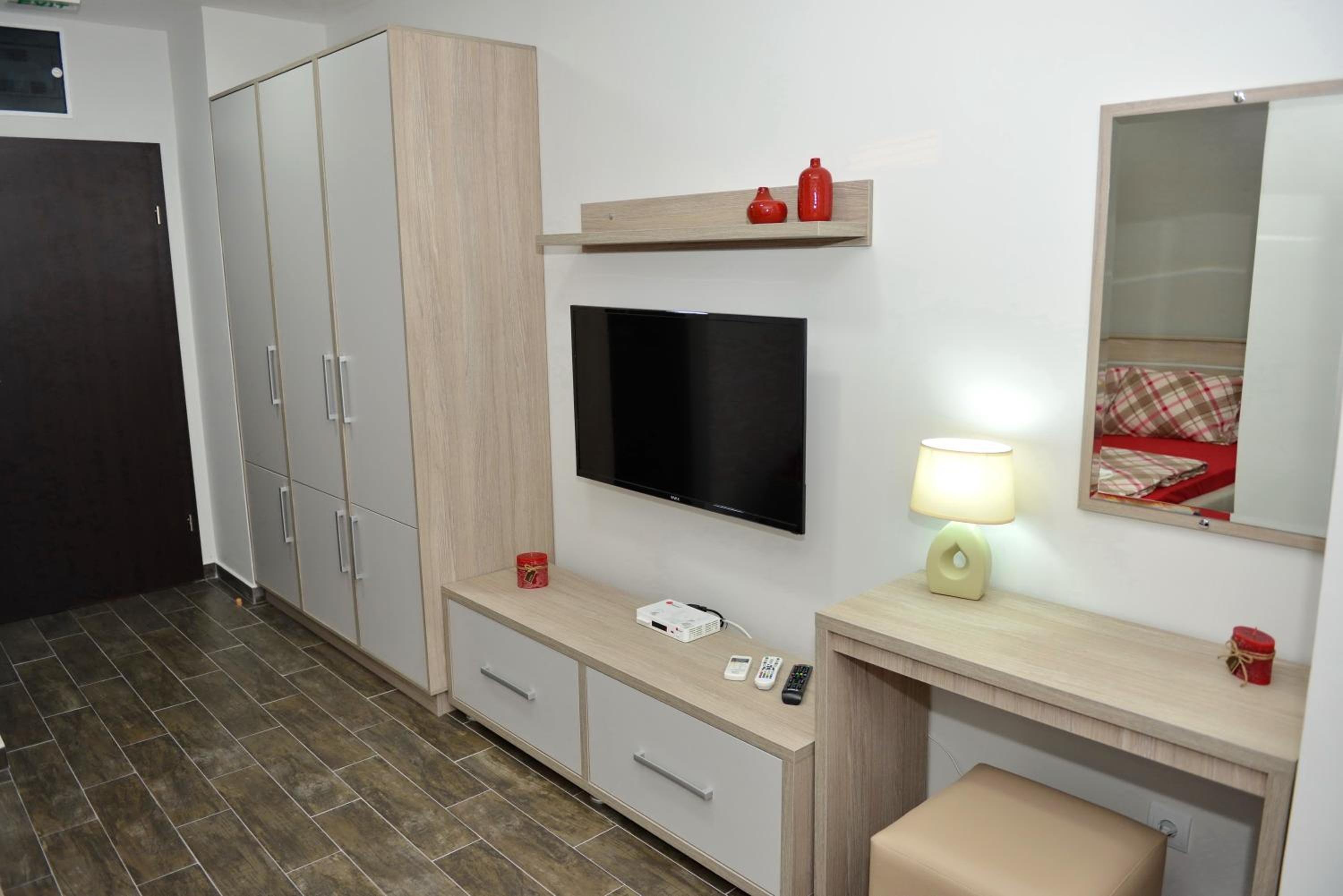 Triple Room with Balcony and Lake View - Photo 4