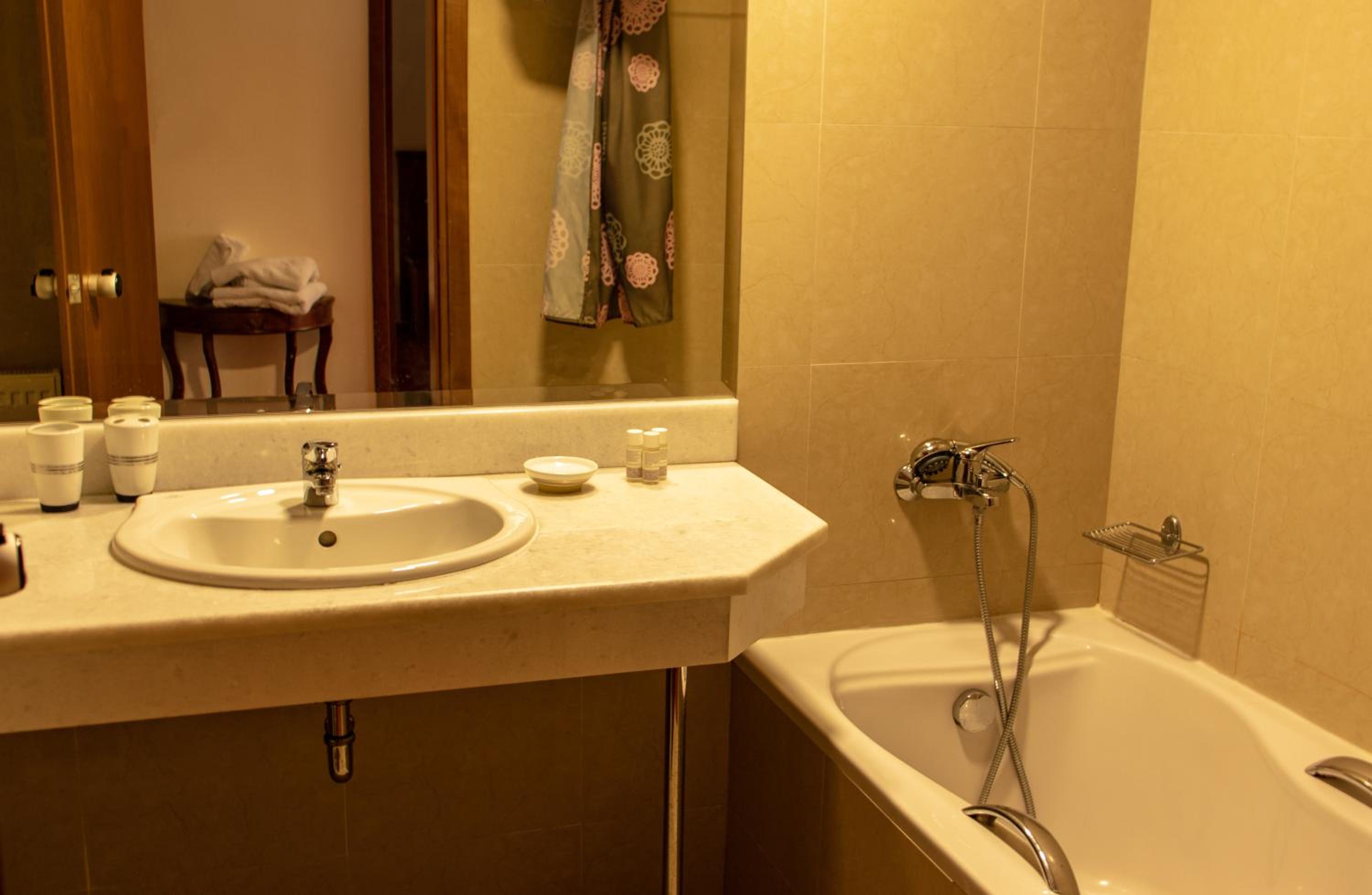 Double or Twin Room - Photo 6