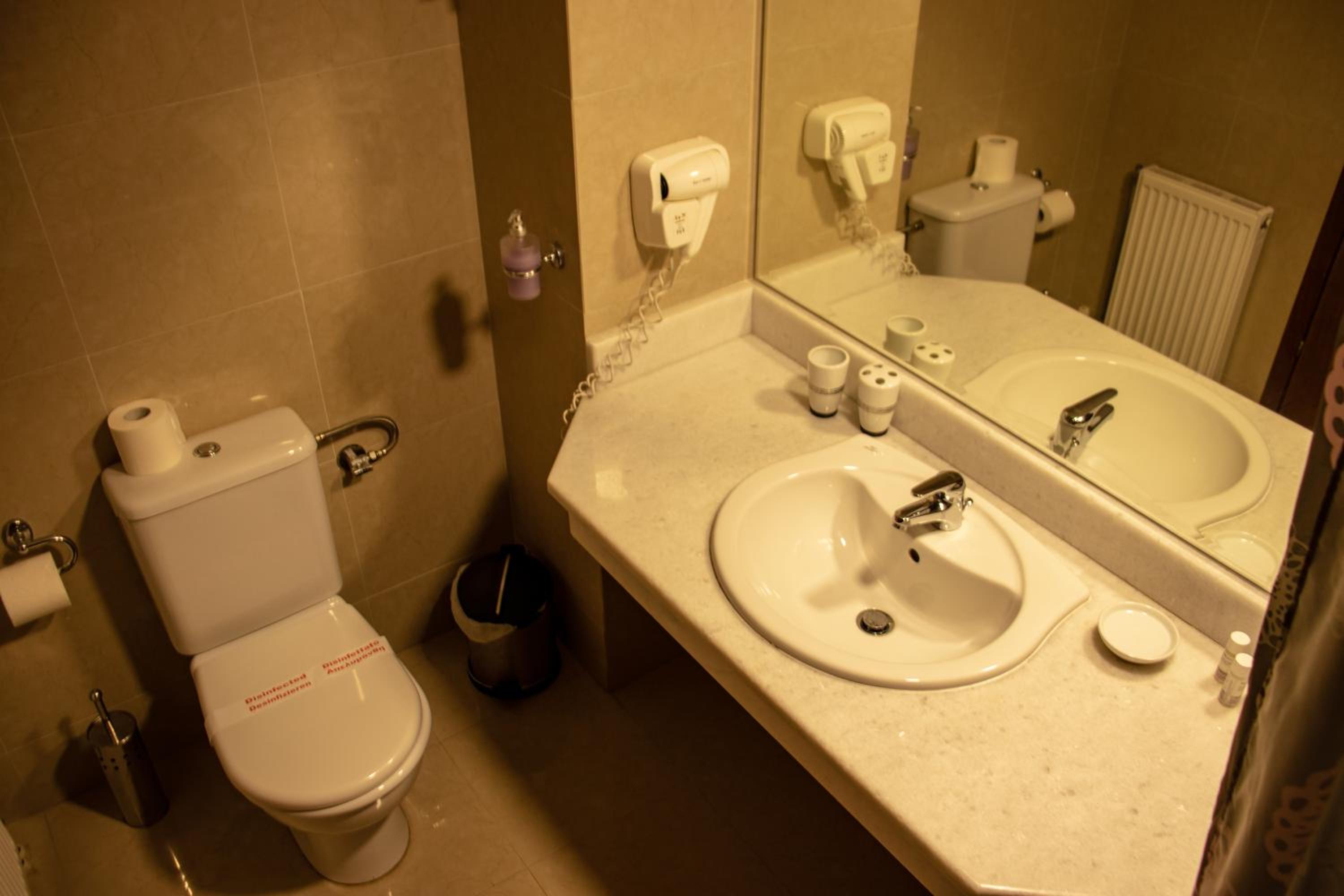 Double or Twin Room - Photo 5