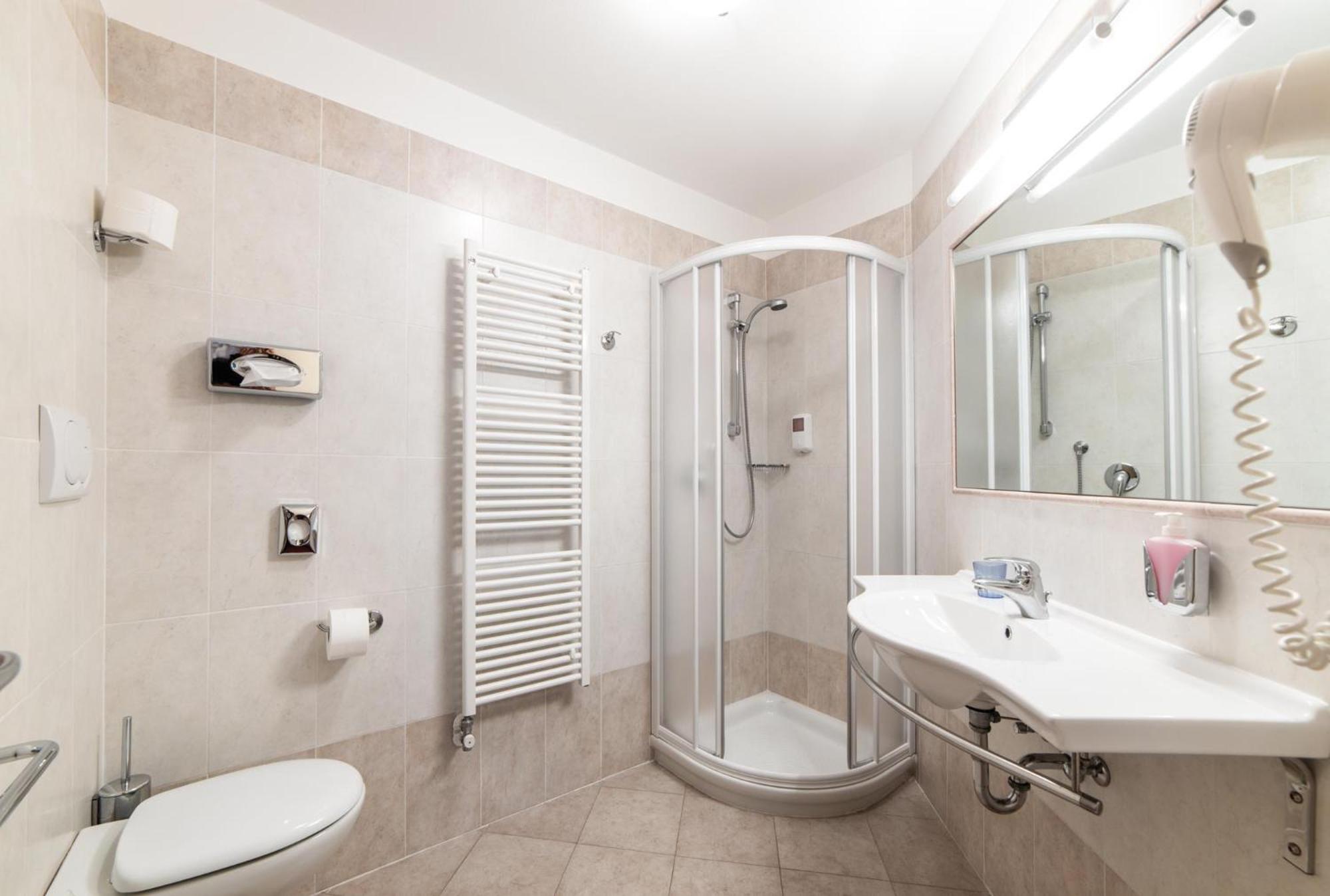 Standard Double or Twin Room photo 3