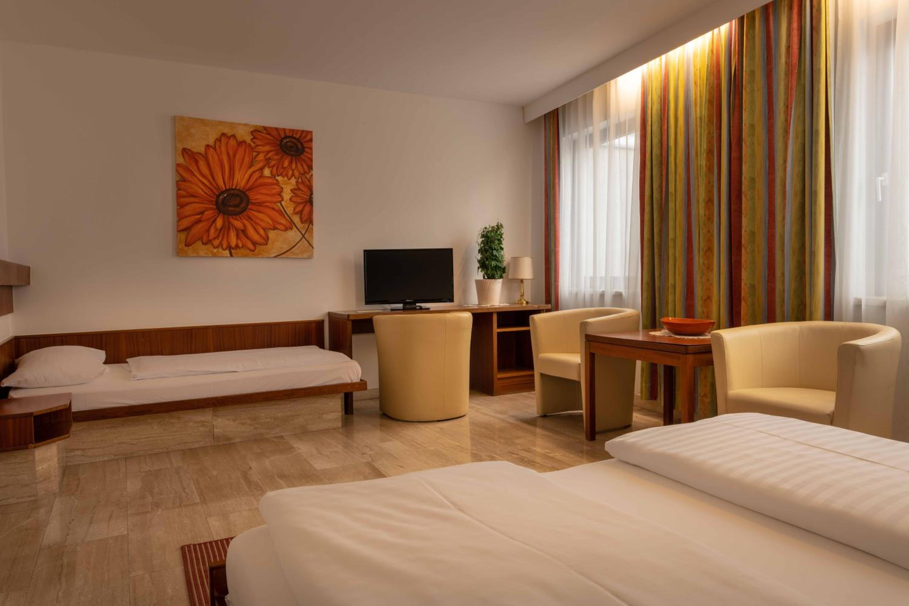 Triple Room with Bathroom - Photo 1