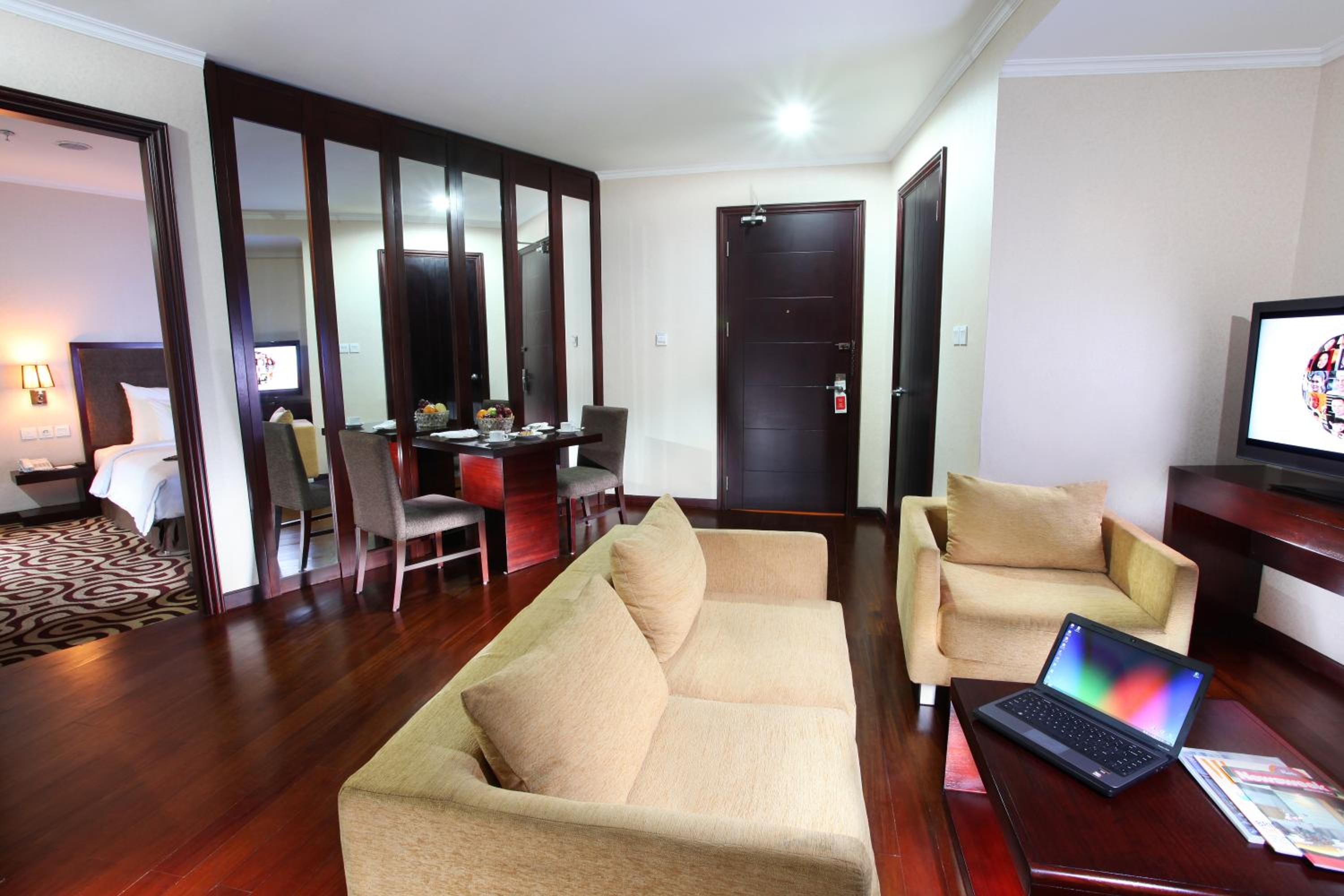 Executive Suite - Photo 2