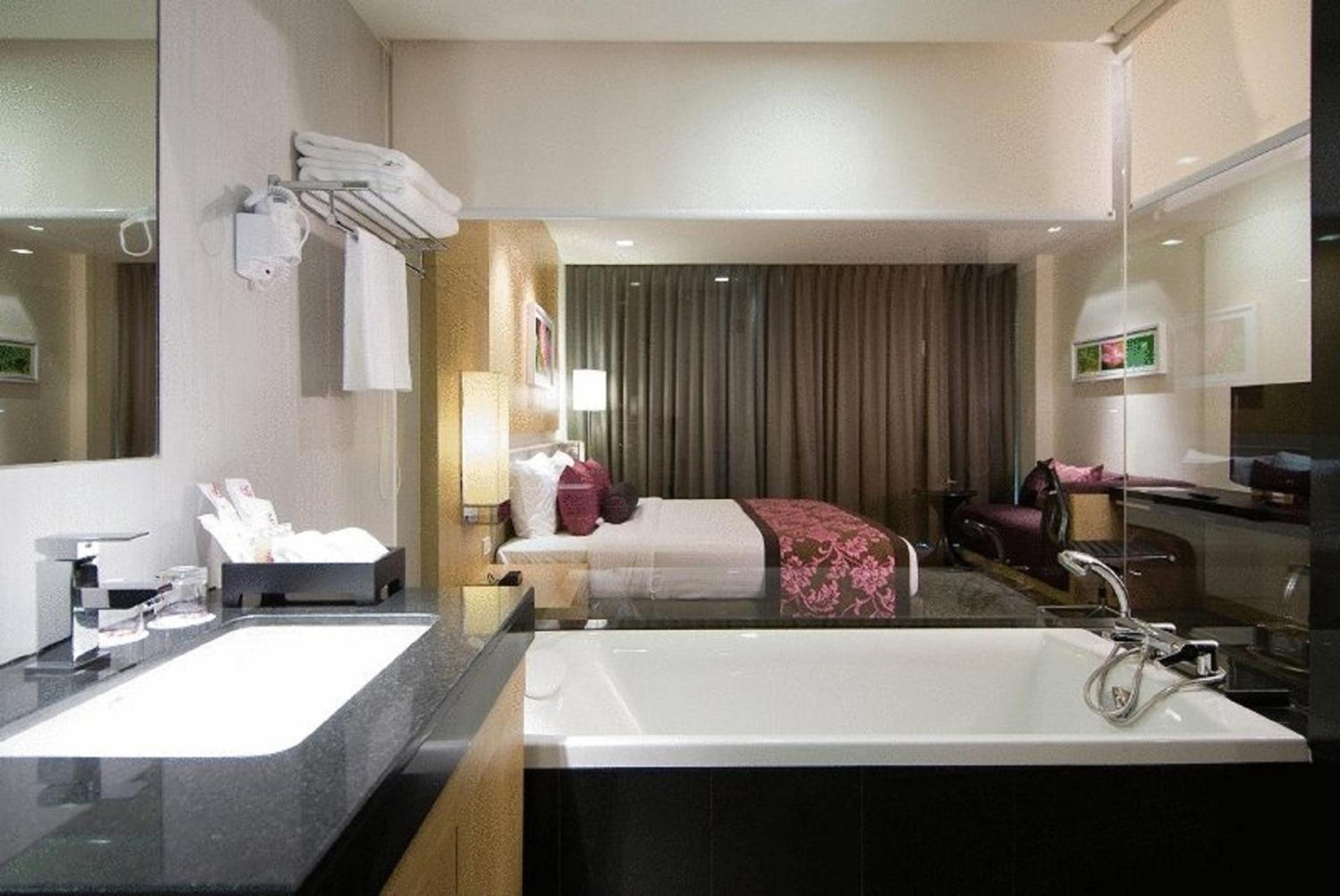Deluxe Plus Twin Room with Balcony - Photo 8