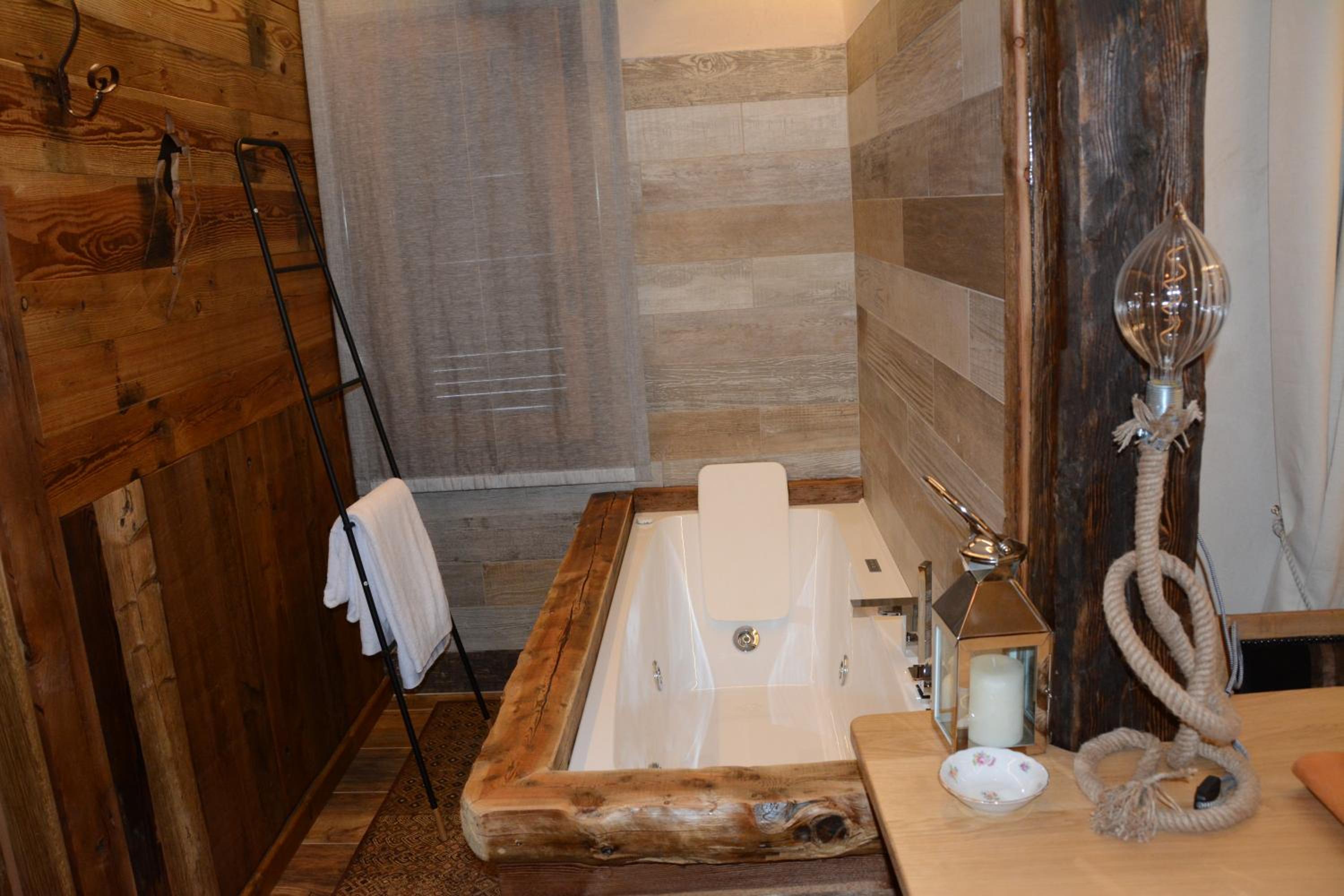 Deluxe Suite with Spa Bath photo 2