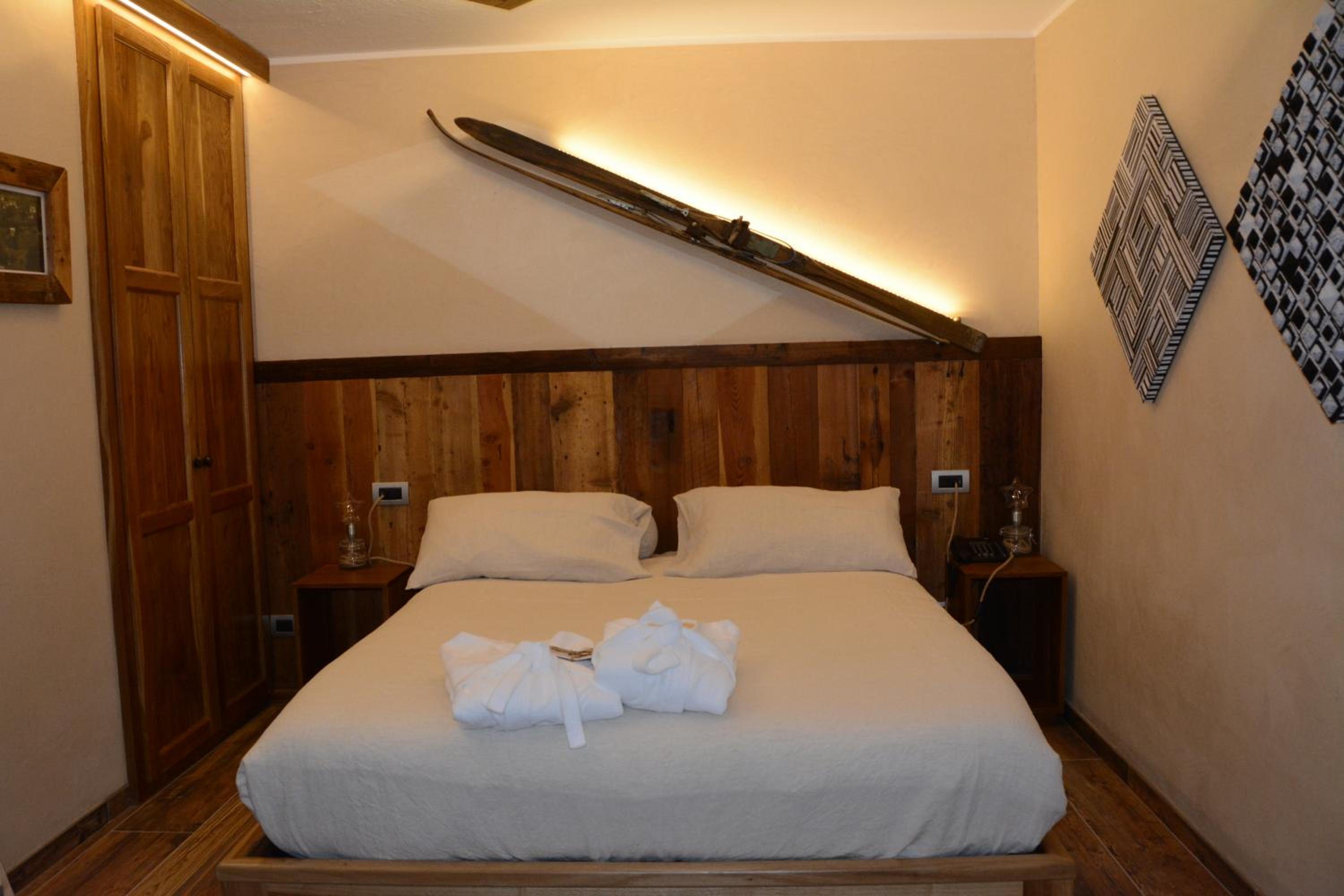 Deluxe Suite with Spa Bath photo 1