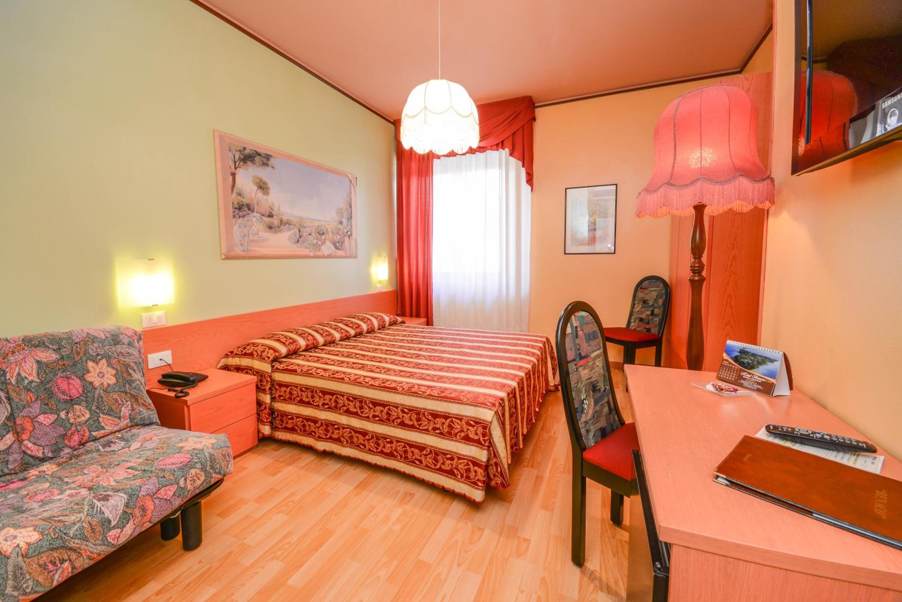 Economy Triple Room photo 1