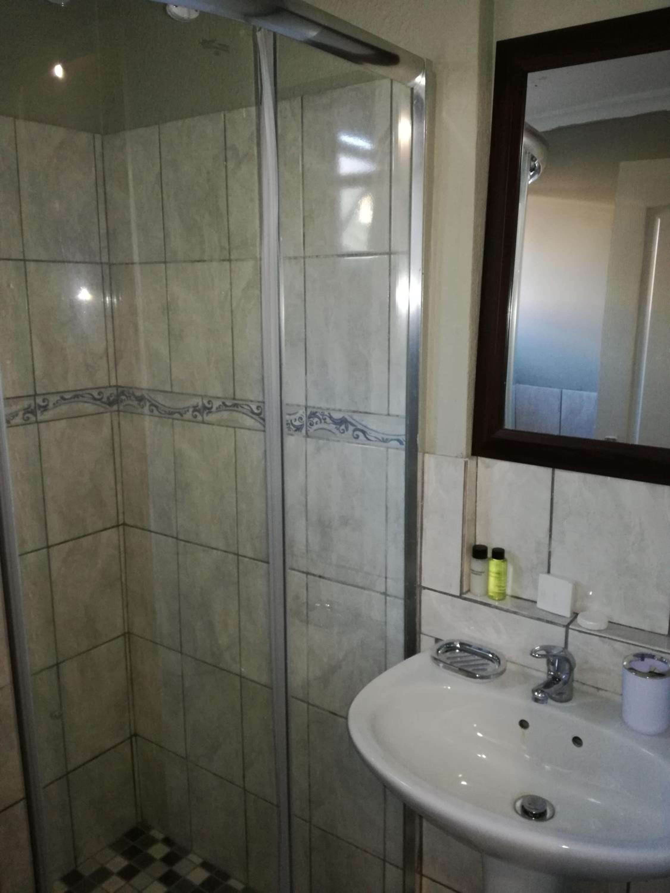 Double Room with Private Bathroom - Photo 7