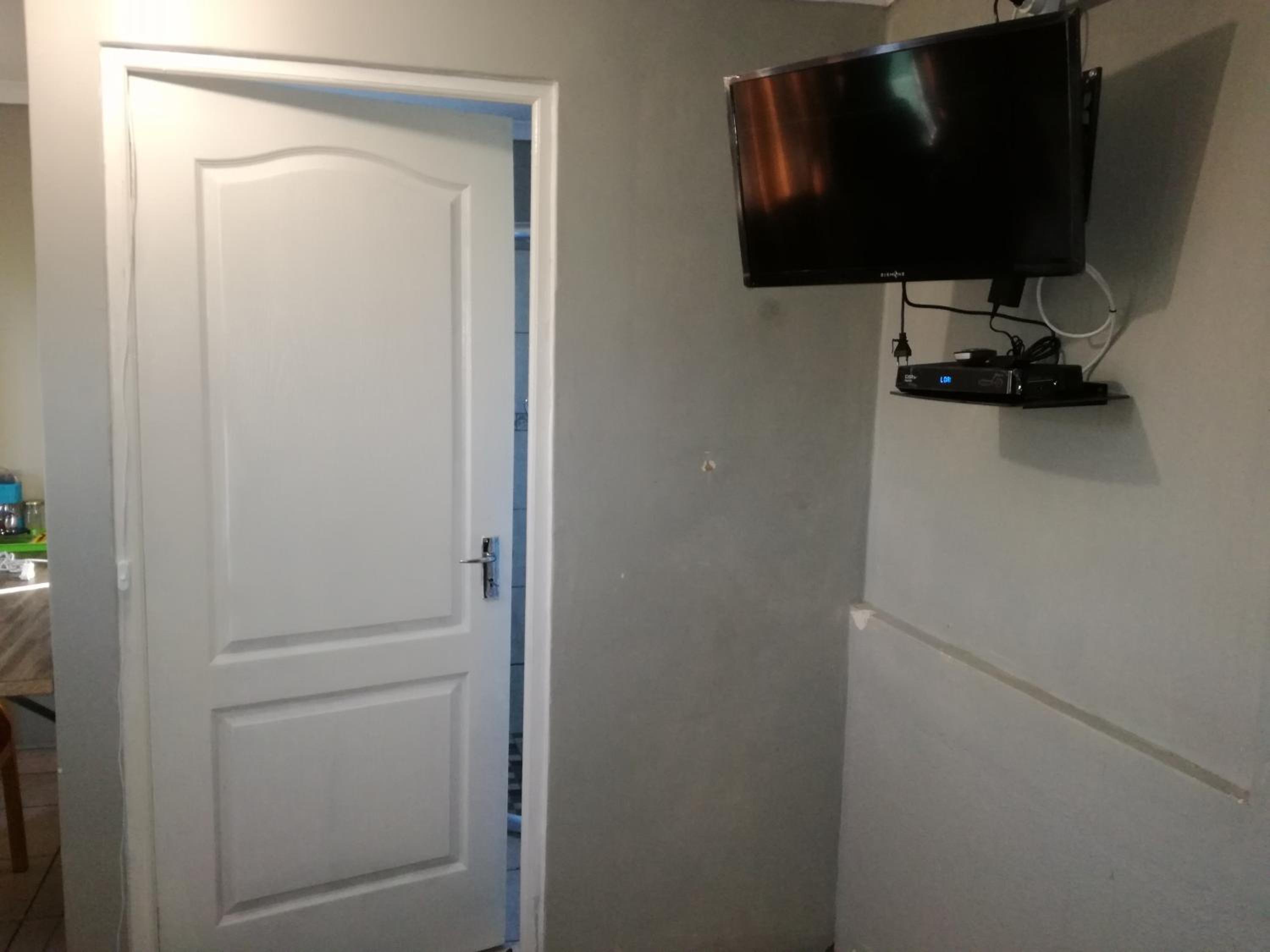 Double Room with Private Bathroom - Photo 4