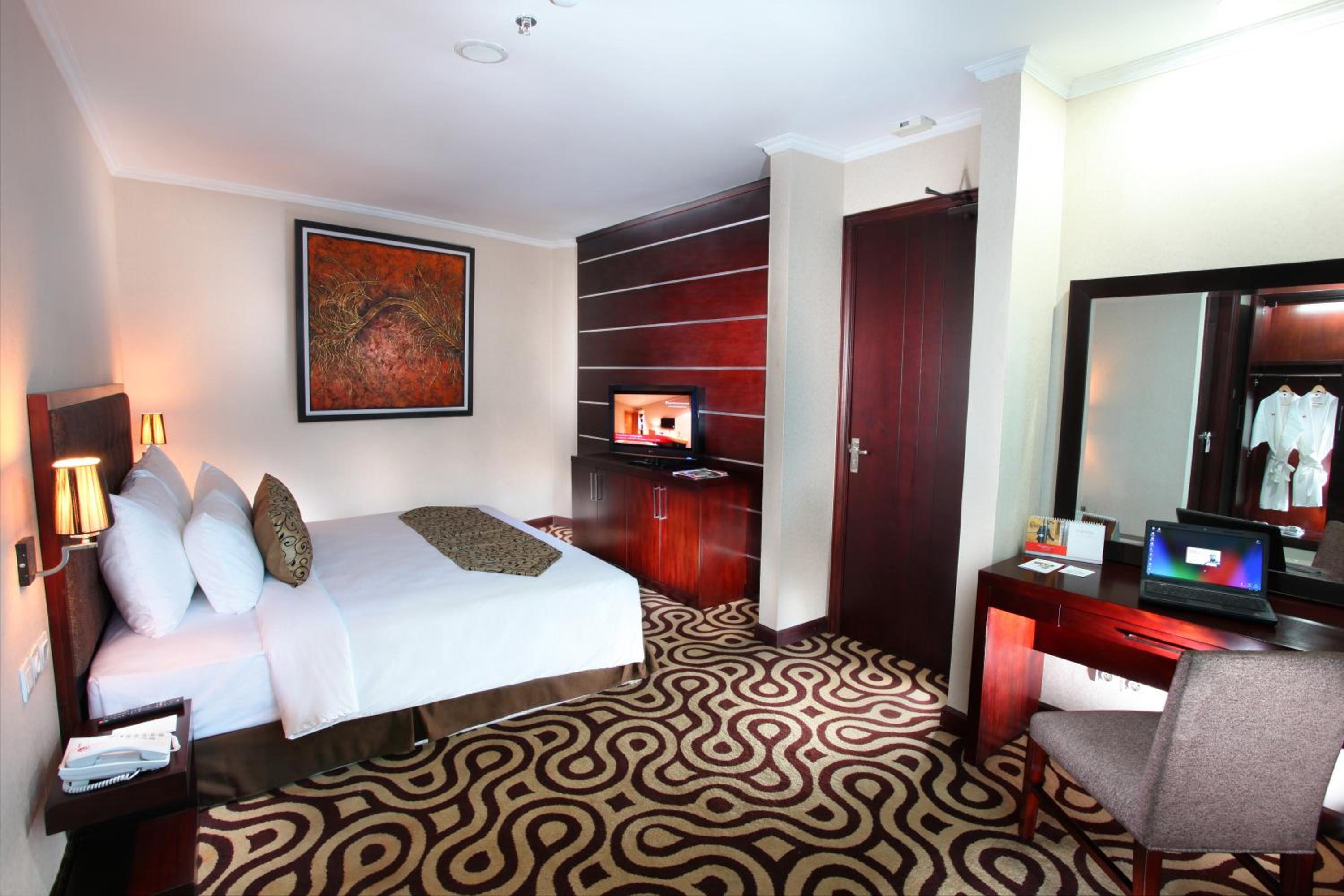 Executive Suite - Photo 6
