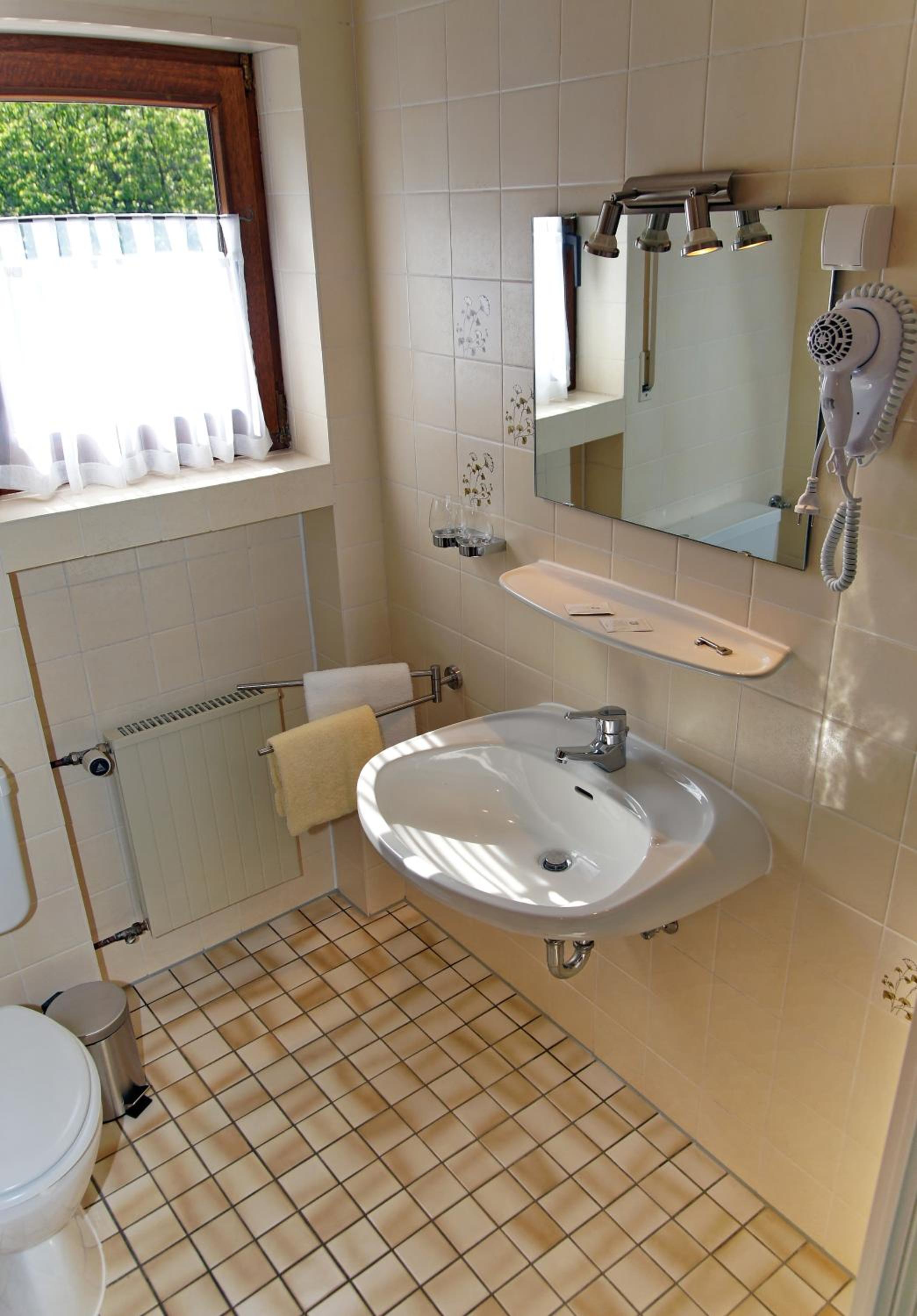 Standard Double or Twin Room - Photo 3
