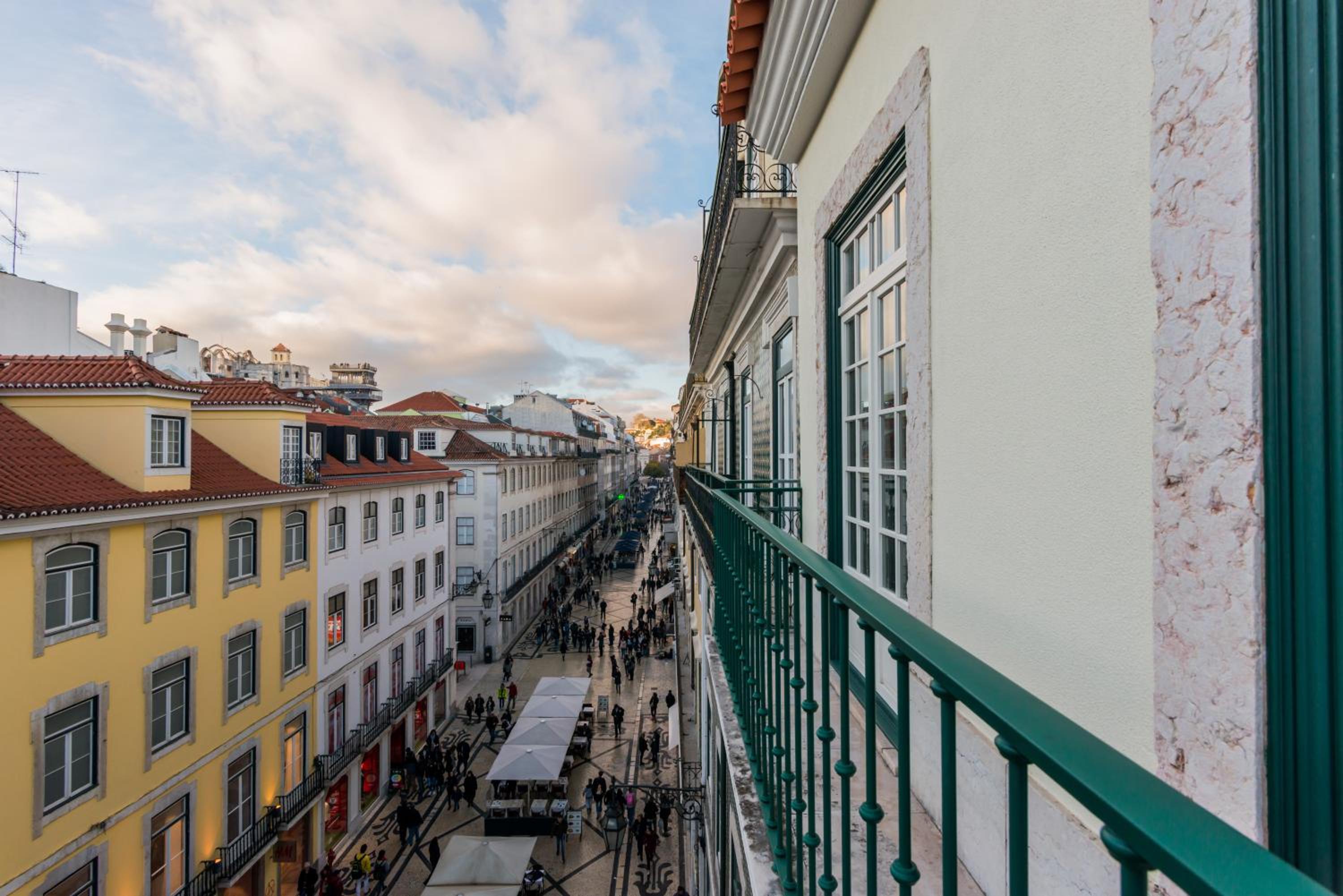 One-Bedroom Apartment with Balcony and City View photo 3