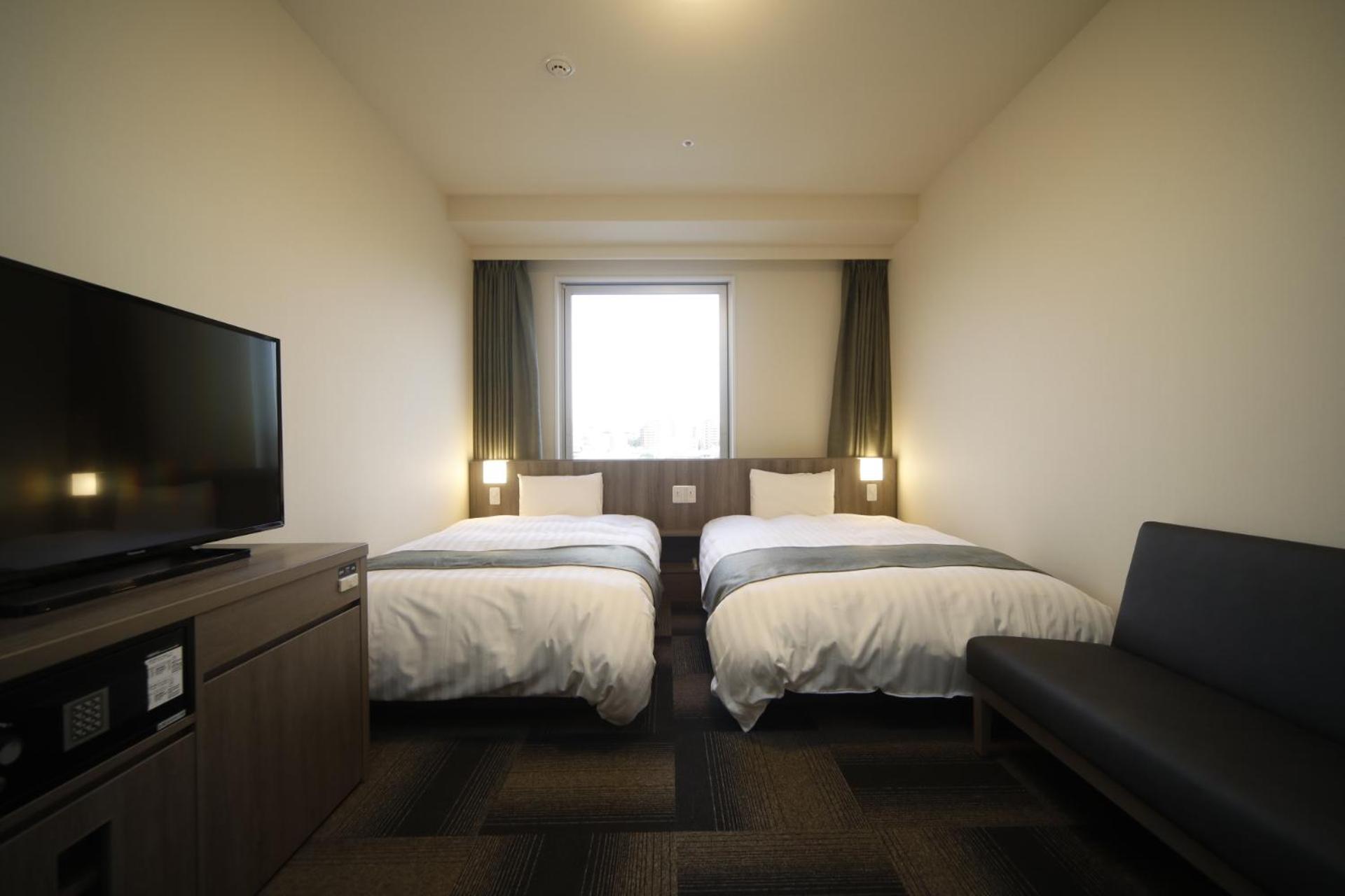 Standard Twin Room thumbnail 5