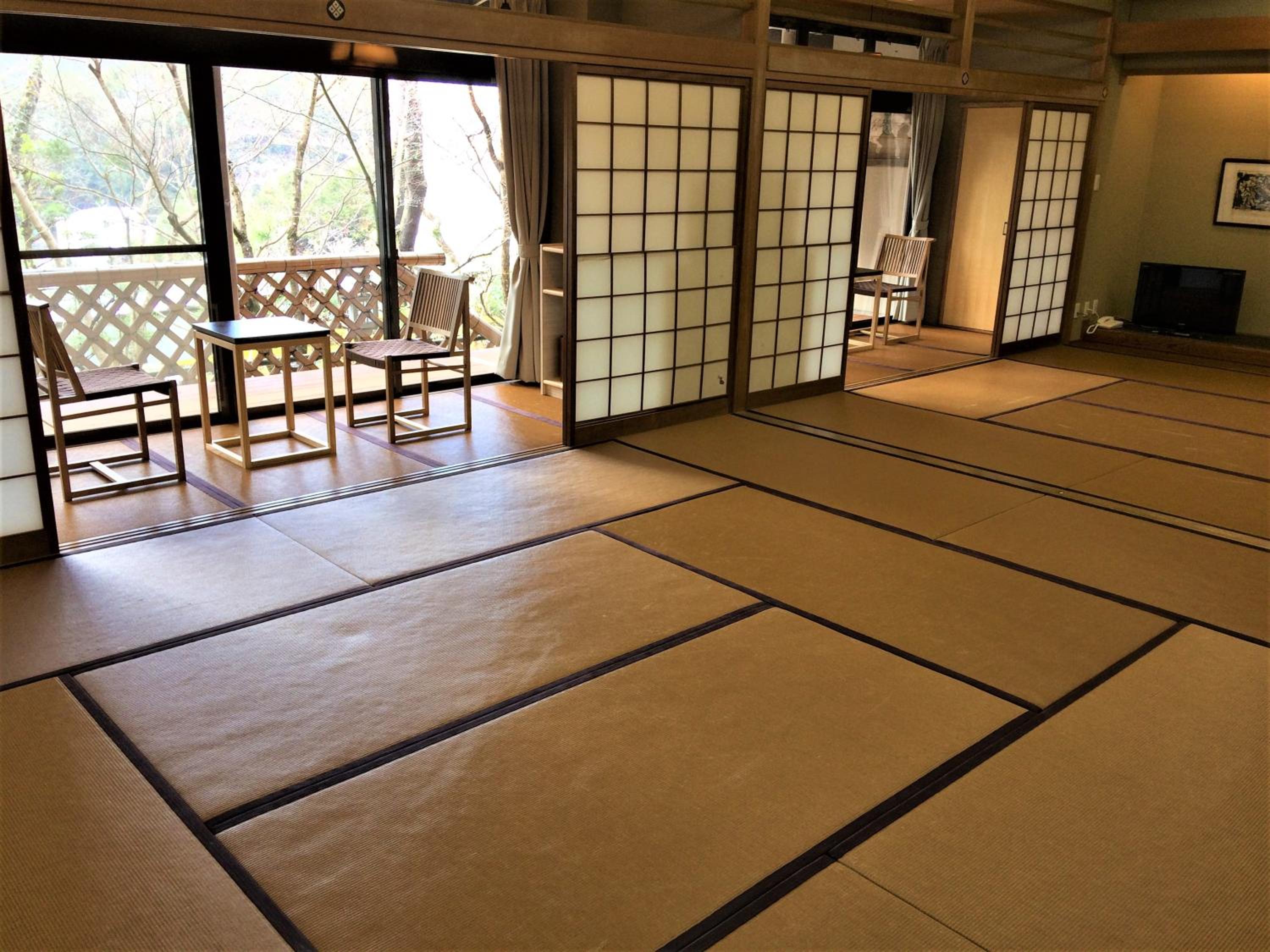 Japanese-Style Family Room with Terrace thumbnail 5