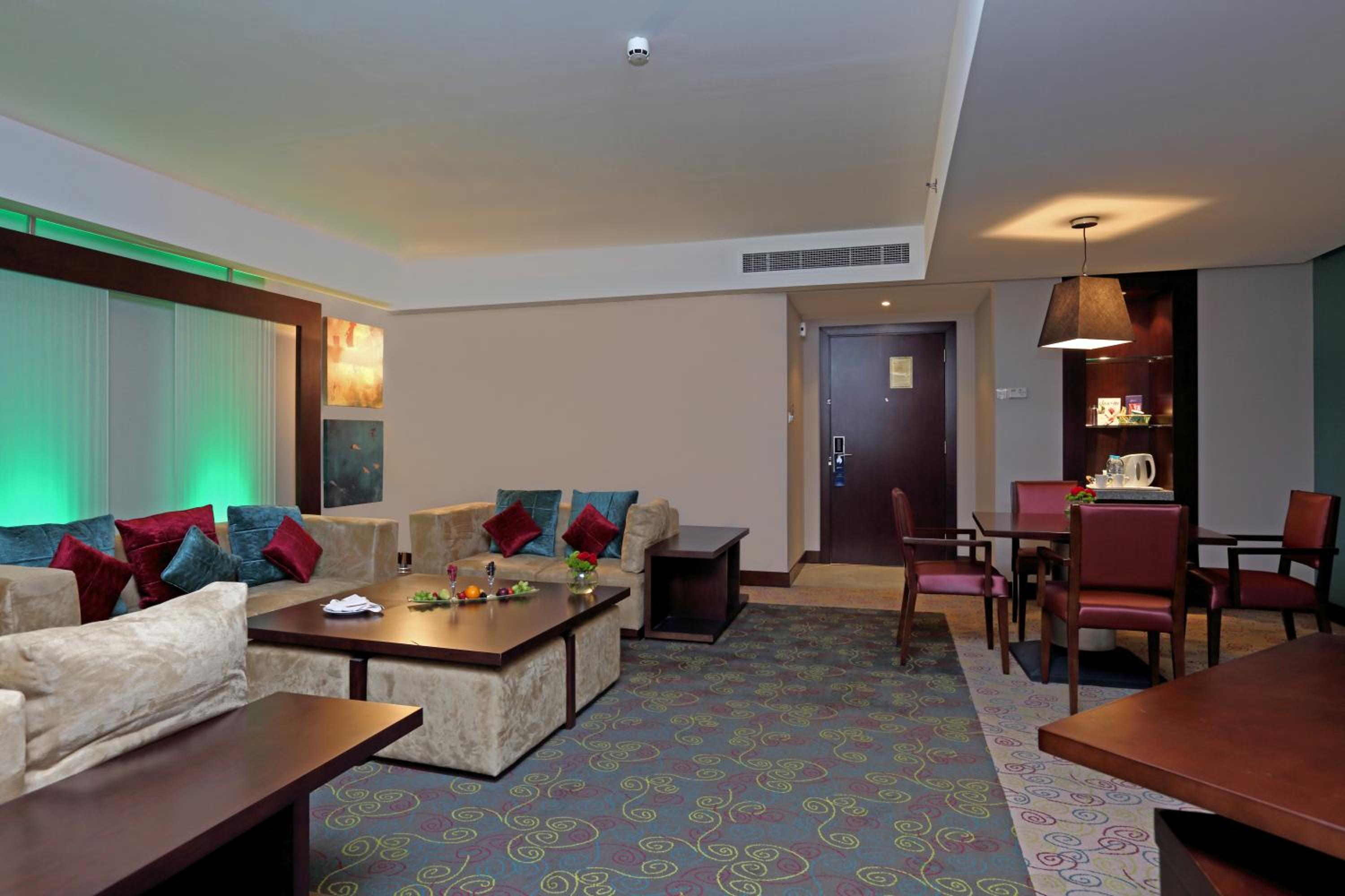 One-Bedroom Suite With Lounge Access photo 3