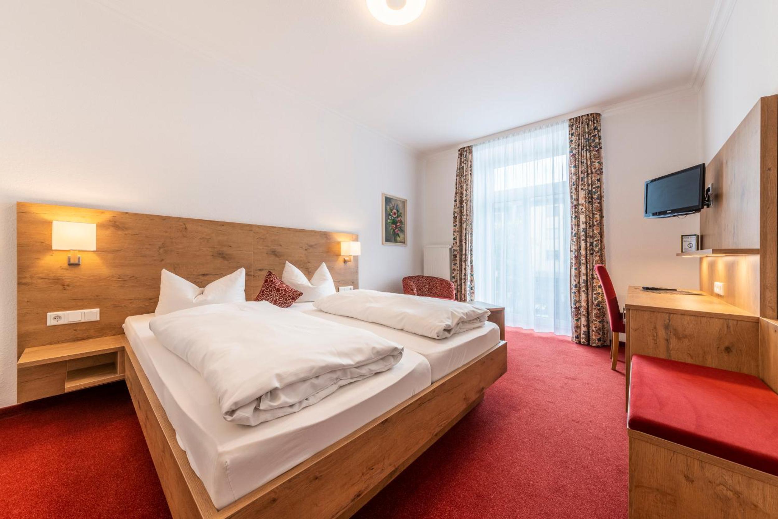 Large Double Room - Photo 1