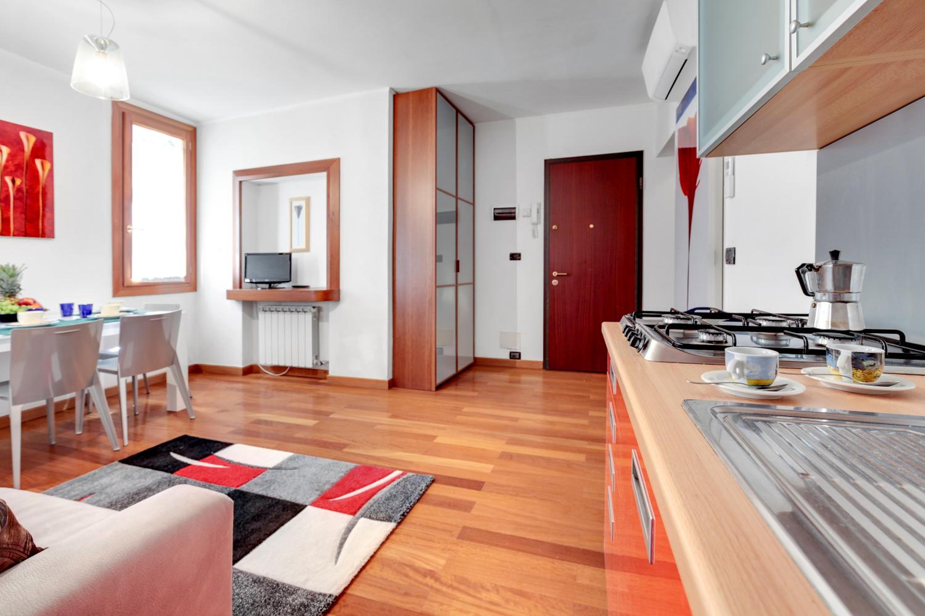 One-Bedroom Apartment photo 1