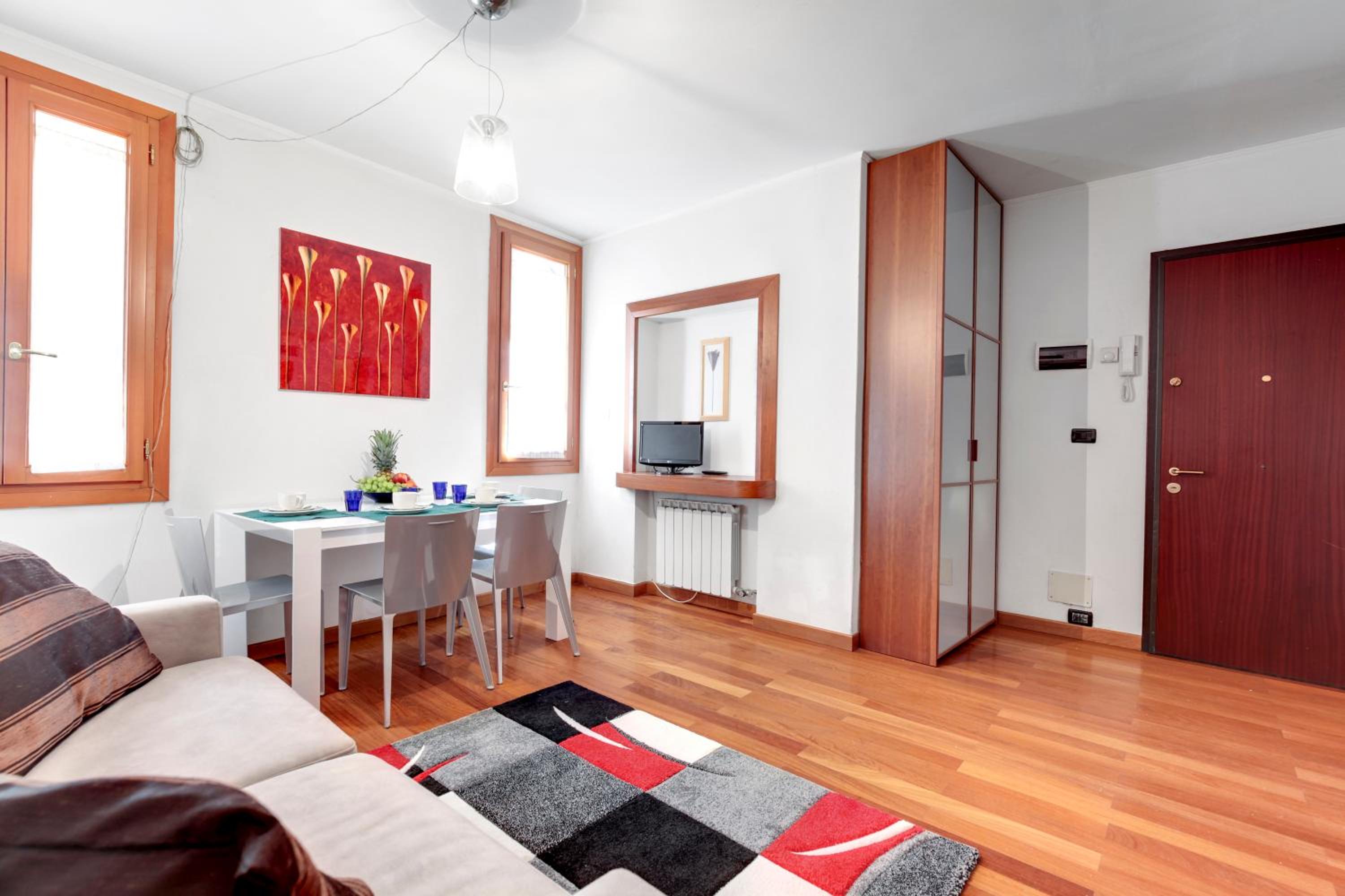 One-Bedroom Apartment photo 2