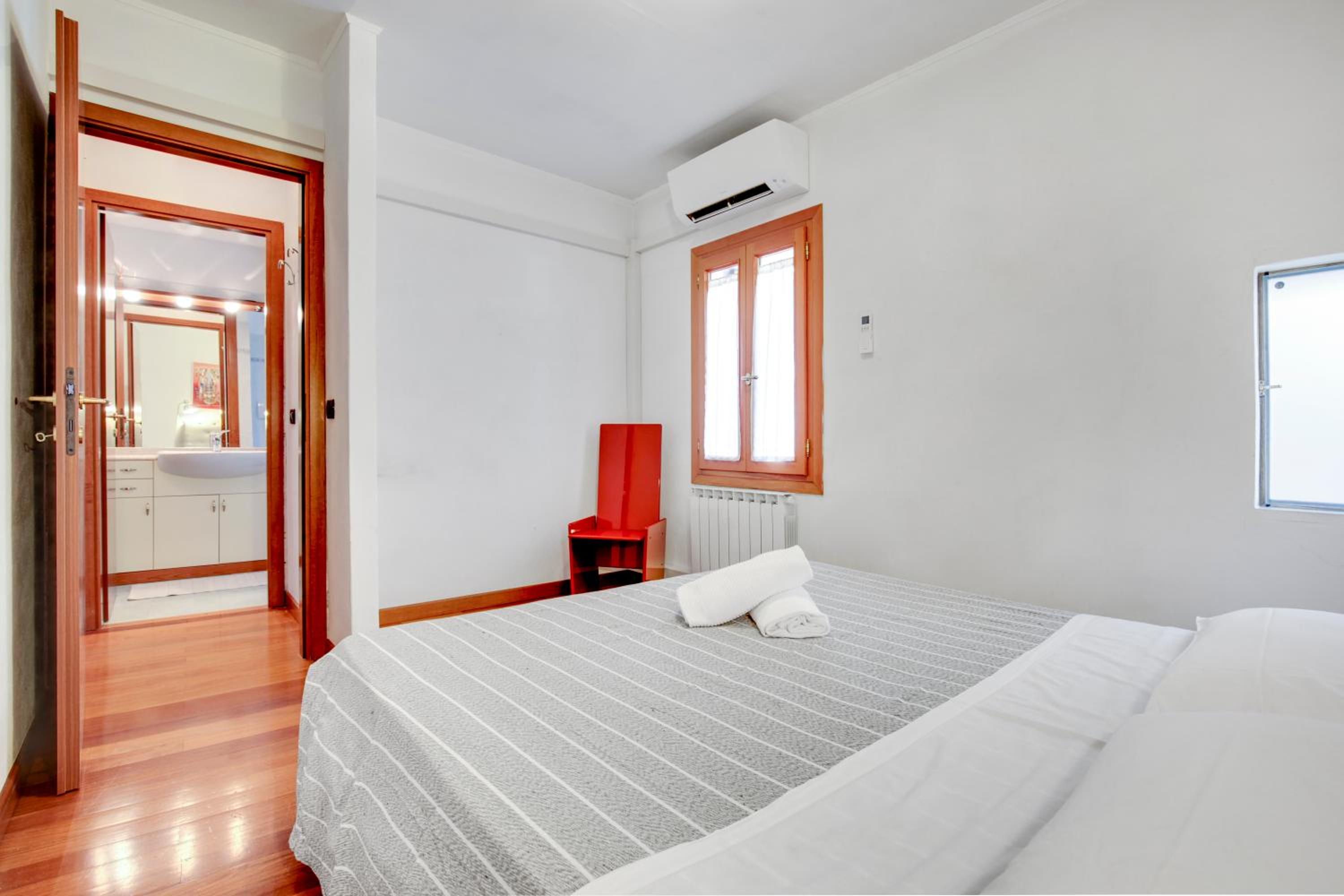 One-Bedroom Apartment photo 3