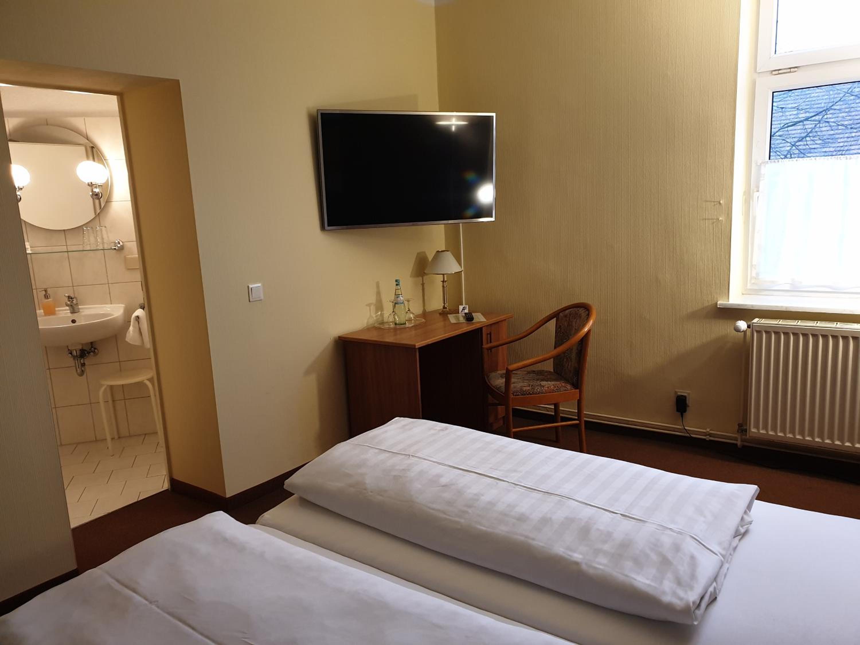 Double Room with Private Bathroom - Photo 1