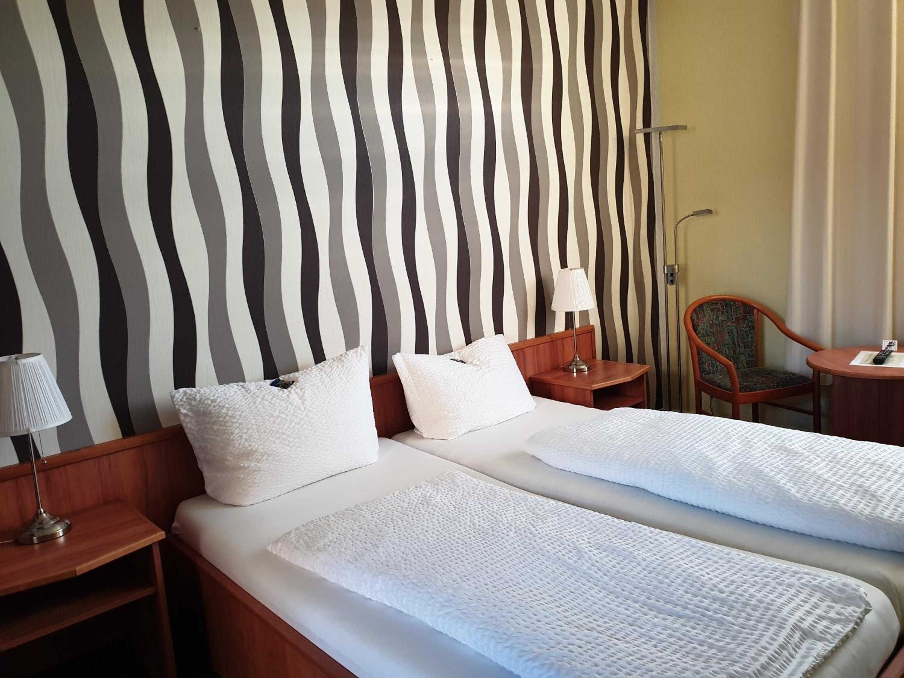 Double Room with Private Bathroom - Photo 10