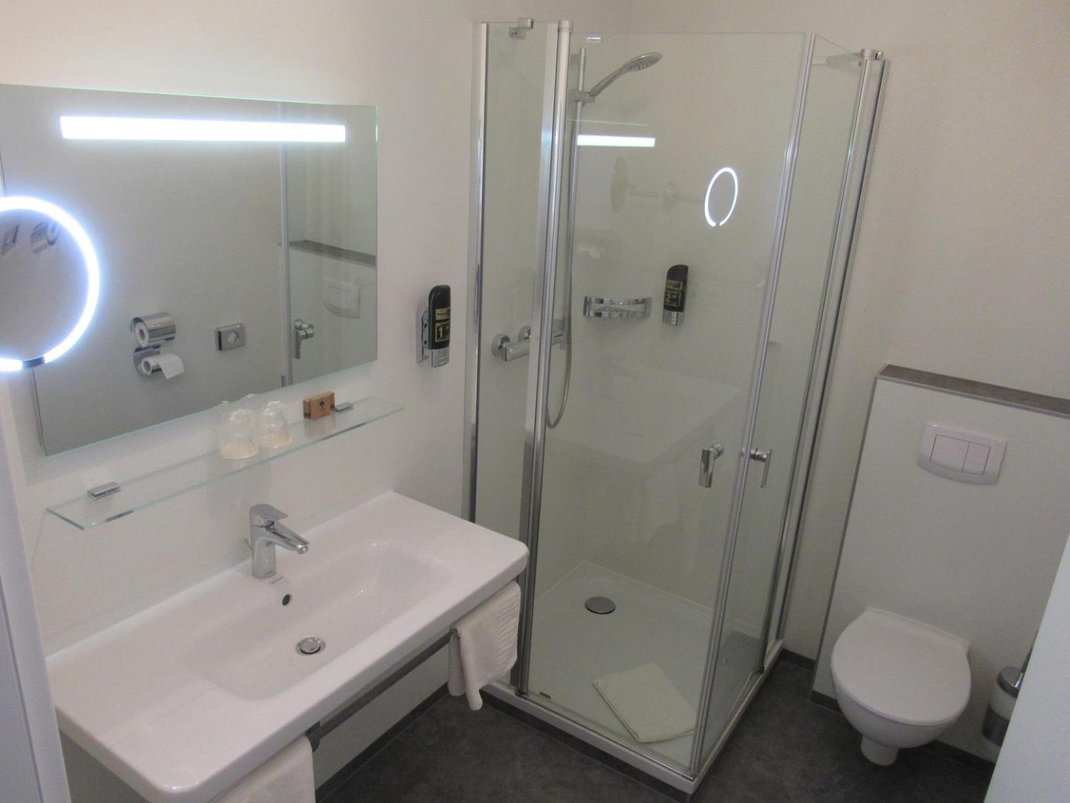 Business Double Room - no elevator and streetview photo 2