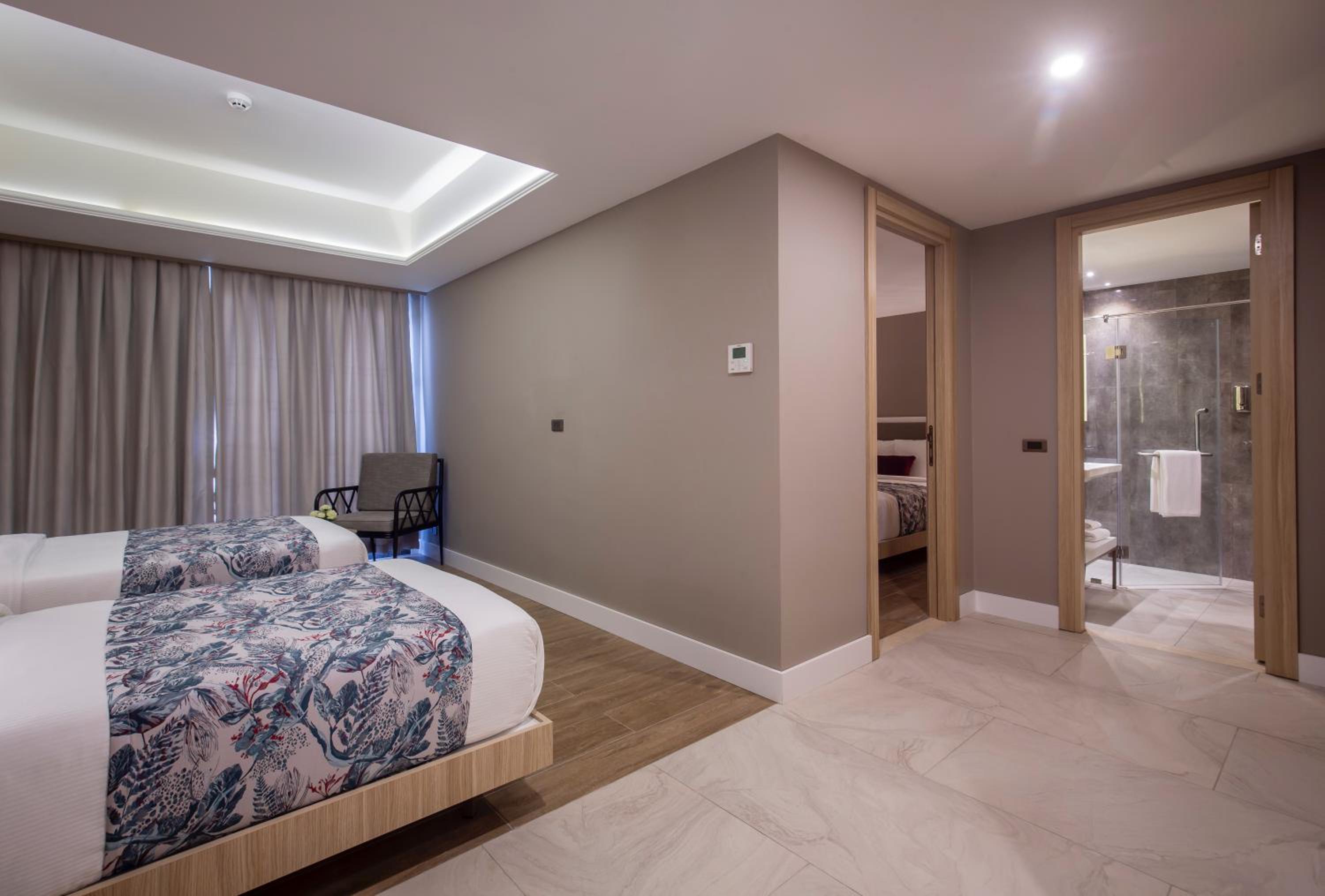 Deluxe Family Room - Photo 2