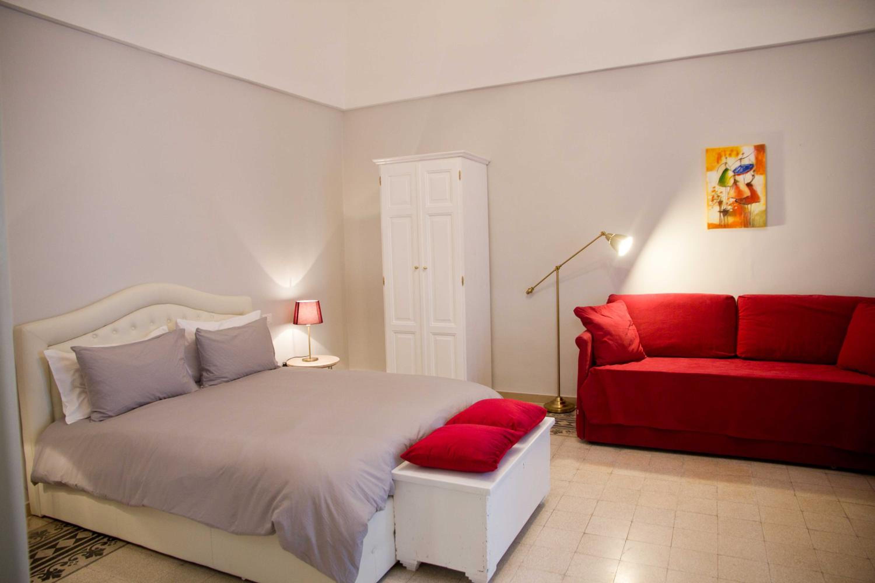 Studio Apartment - Photo 19