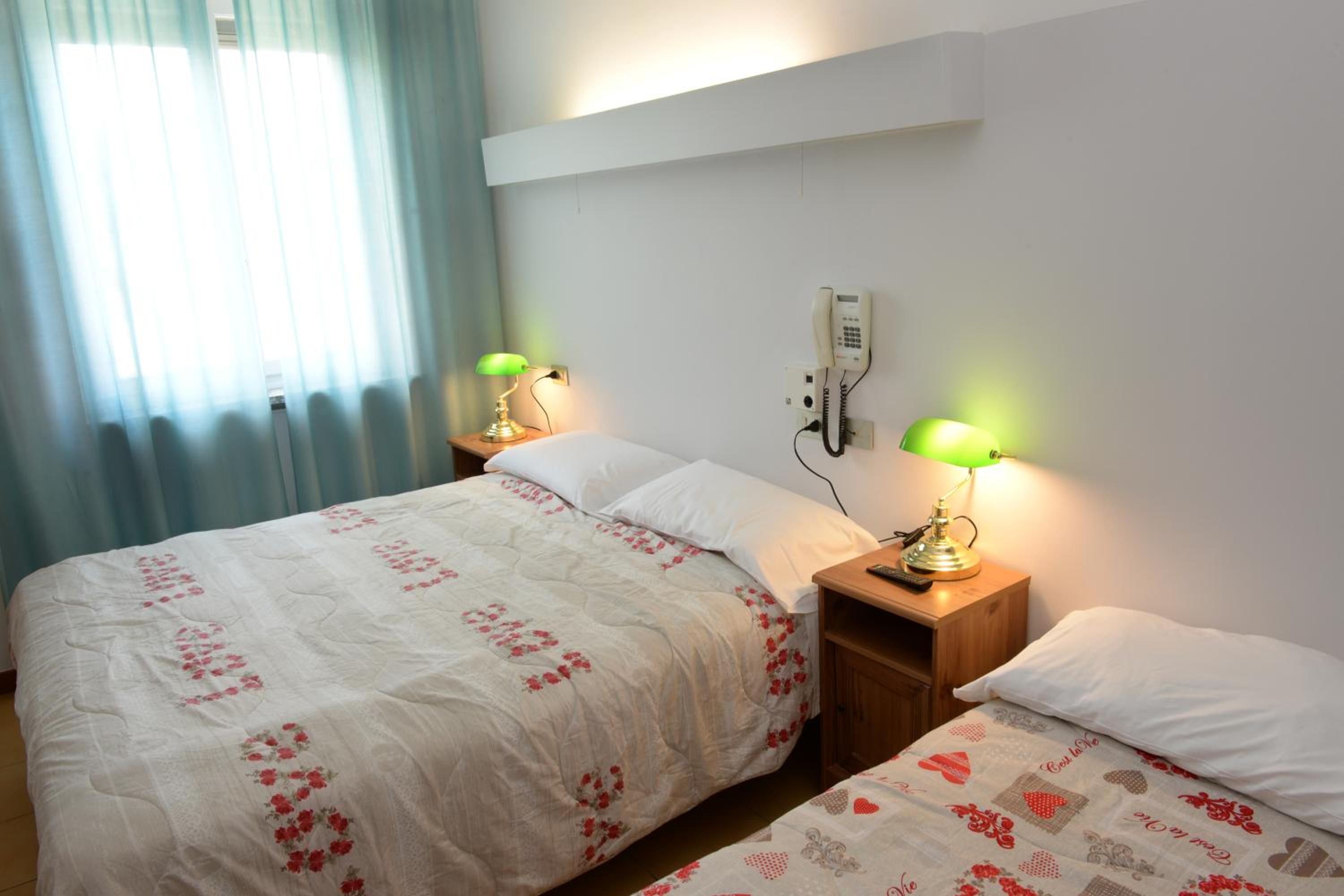 Economy Triple Room - Photo 8