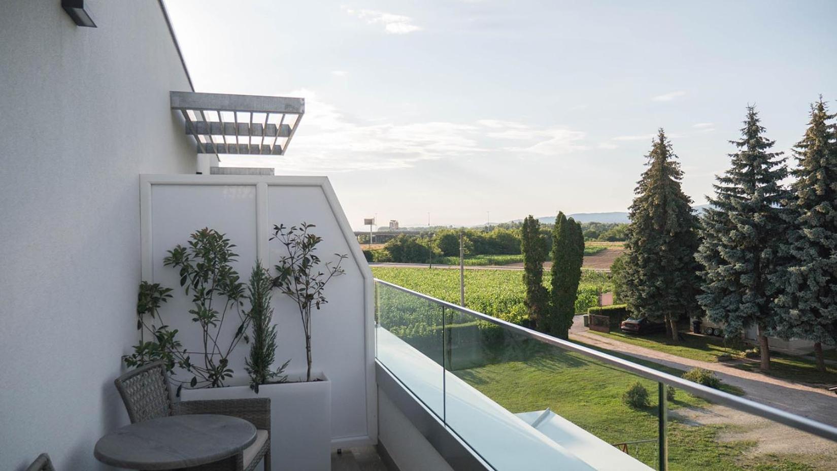 Double Room with Balcony - Photo 16