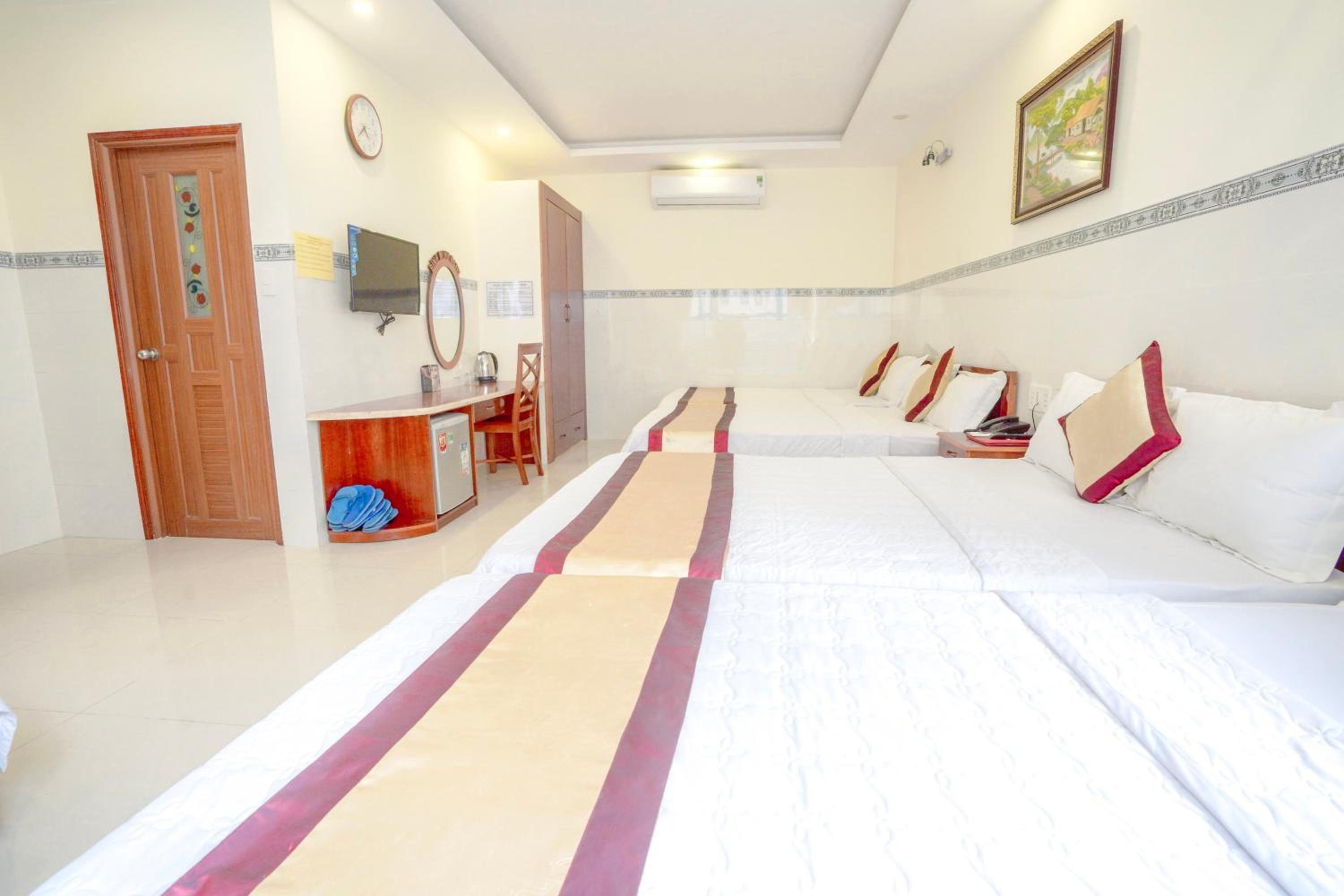 10-Bed Mixed Dormitory Room