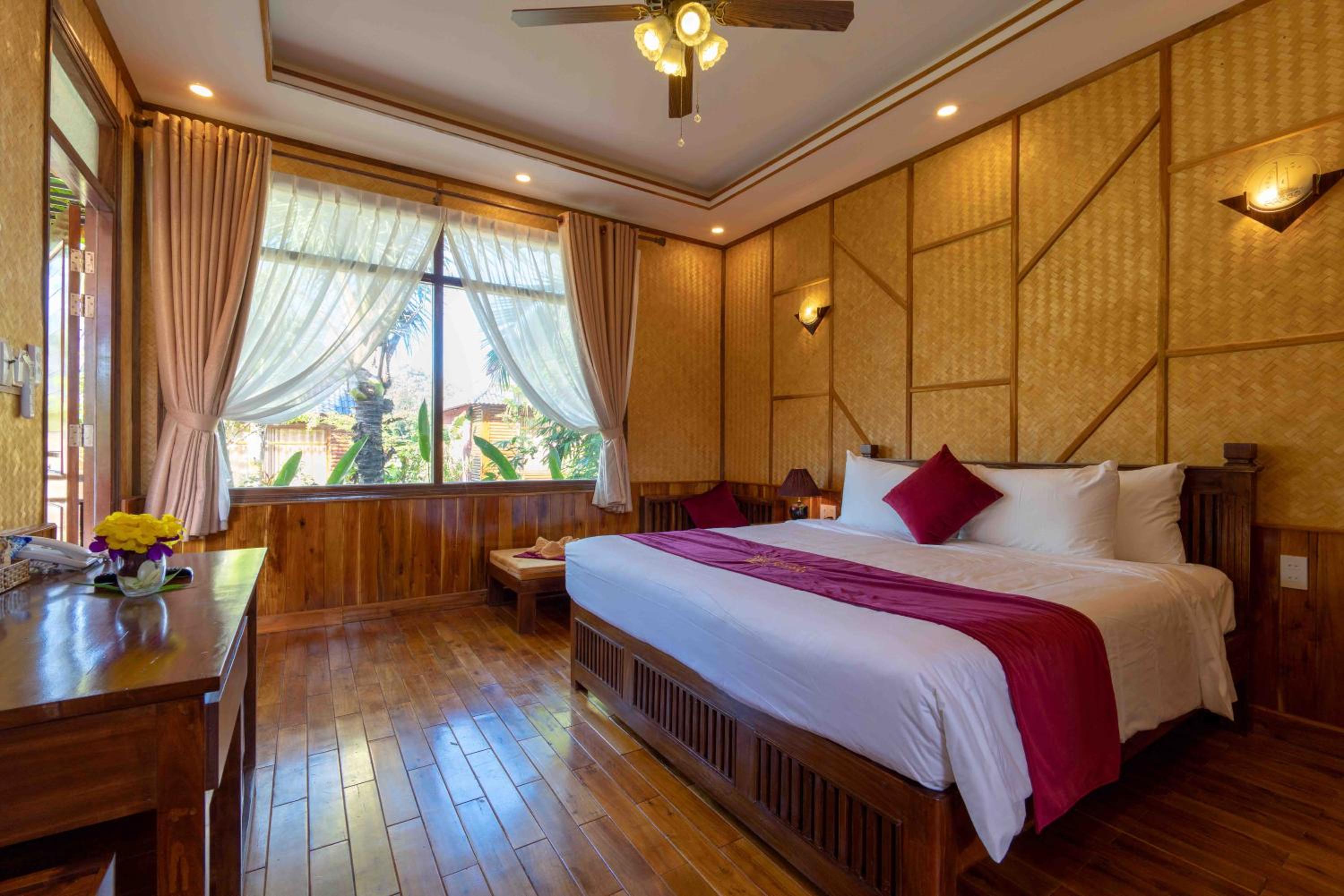 Bungalow with Garden View - Photo 11