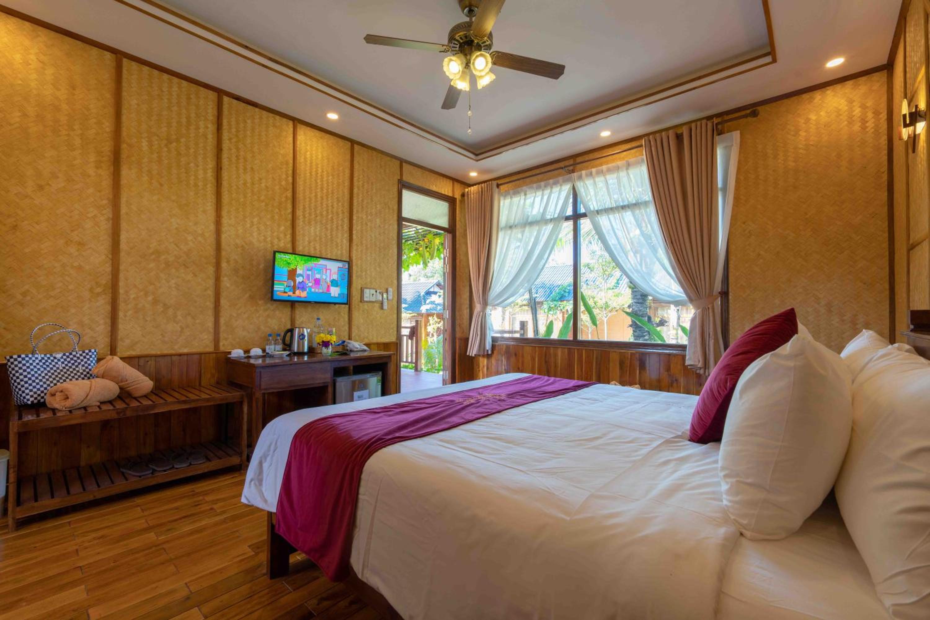 Bungalow with Garden View - Photo 10