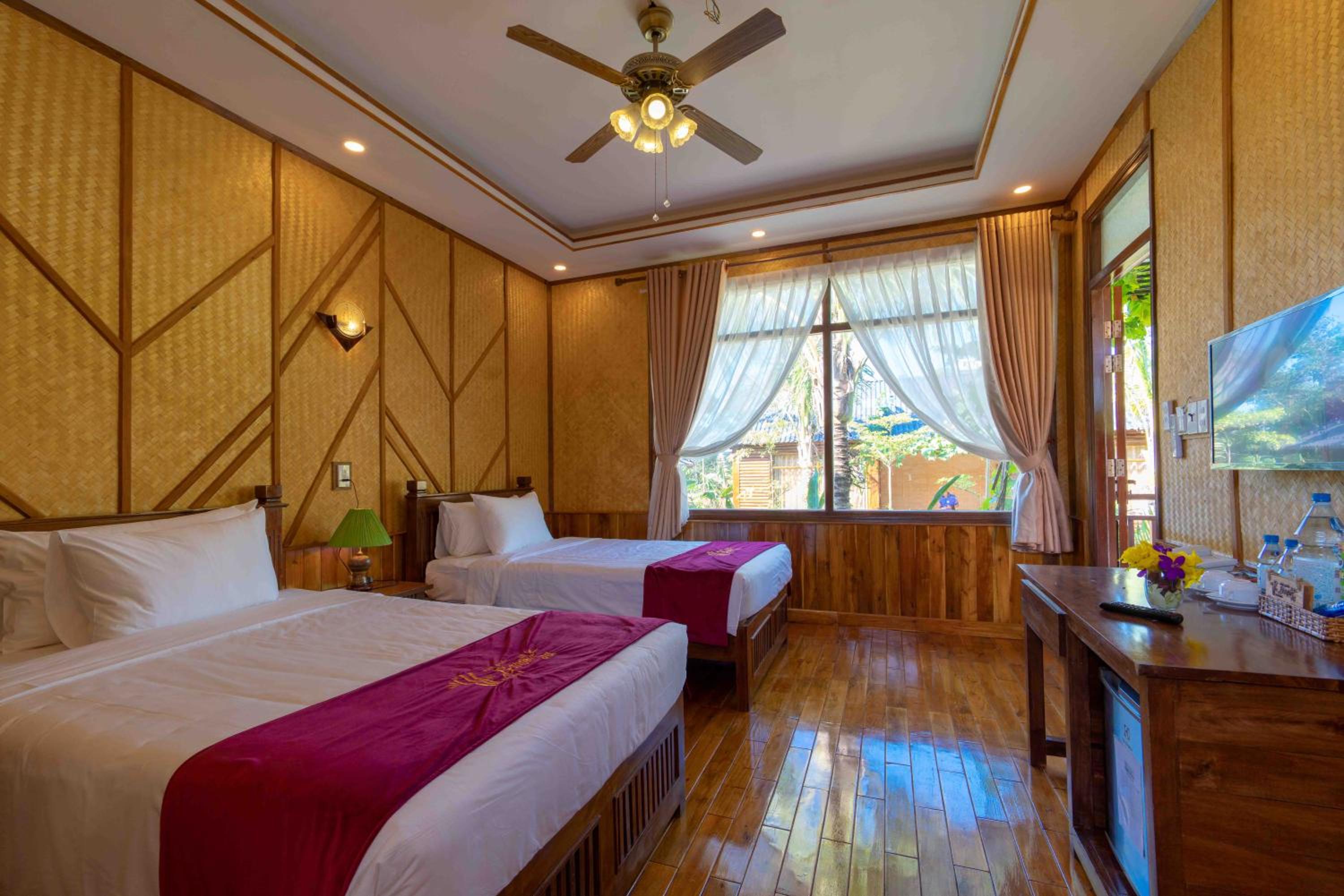 Bungalow with Garden View - Photo 8