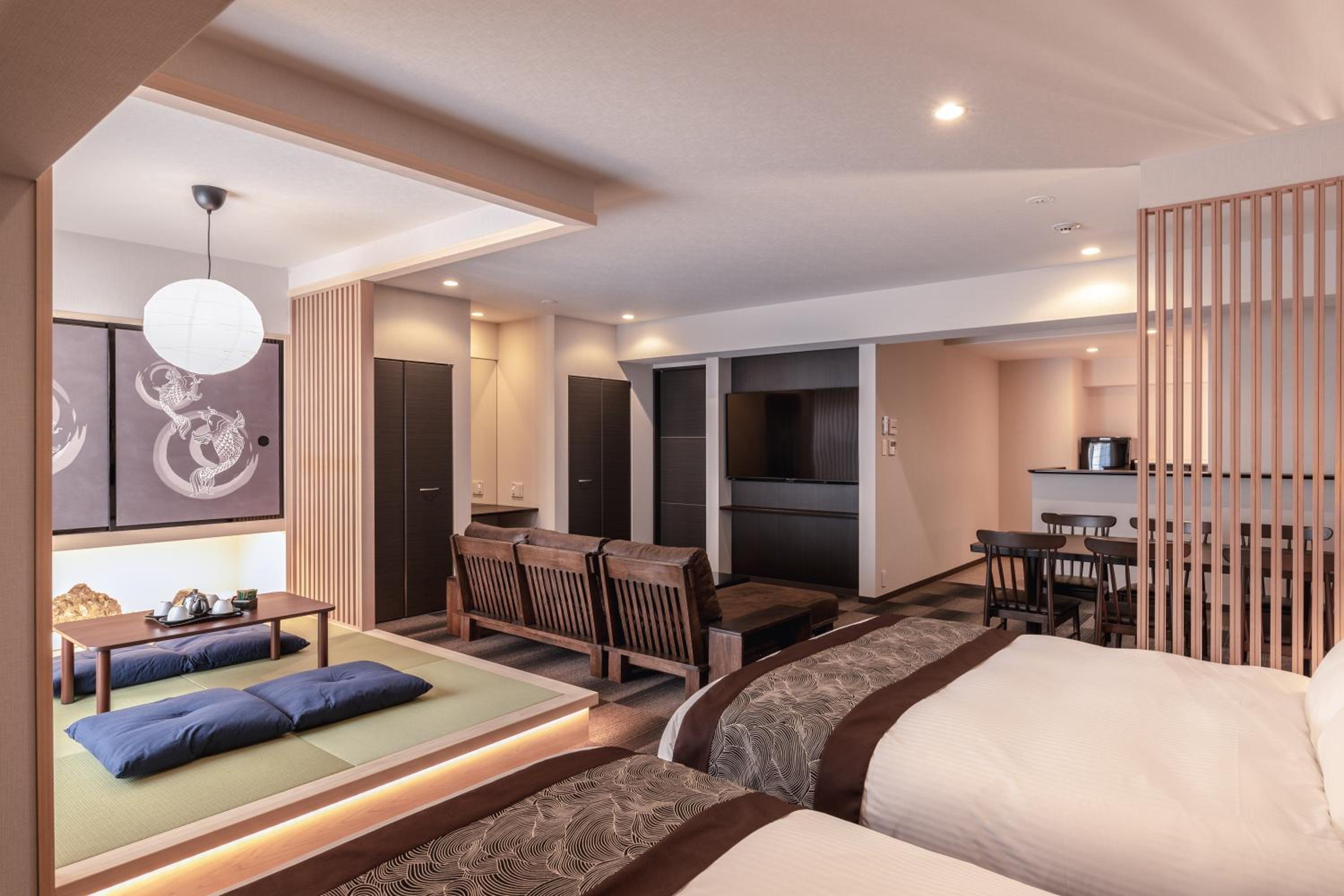 Suite - Photo 16