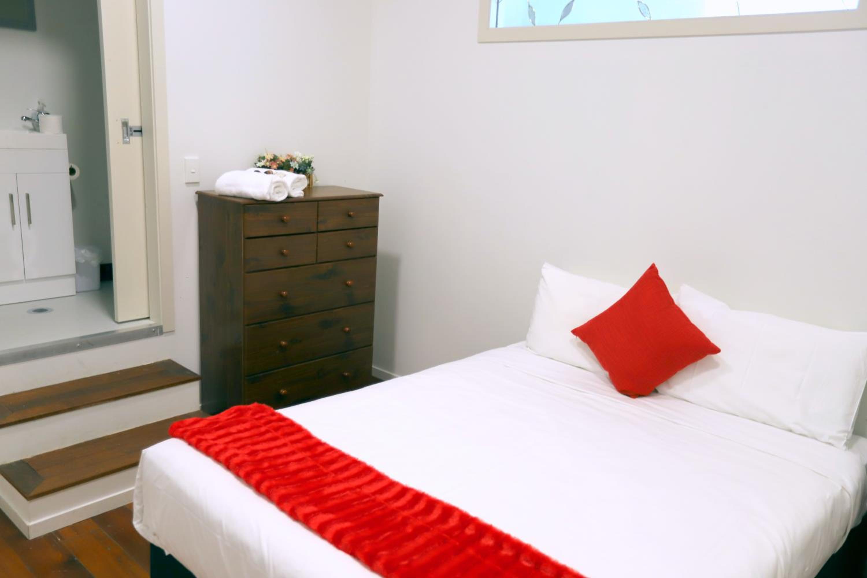 Queen Room with Private Bathroom photo 1