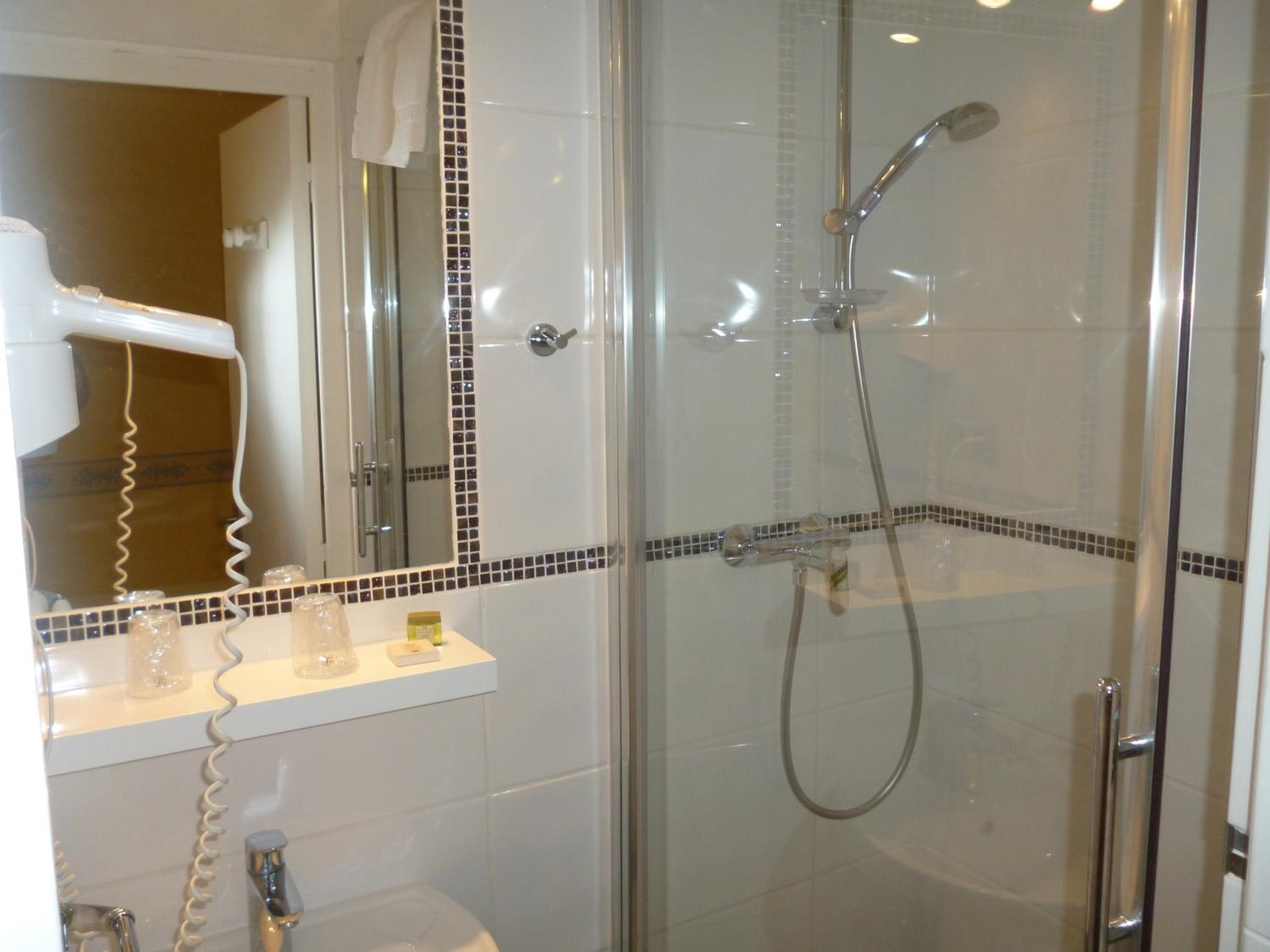 Small Twin Room with Air Conditioning photo 2