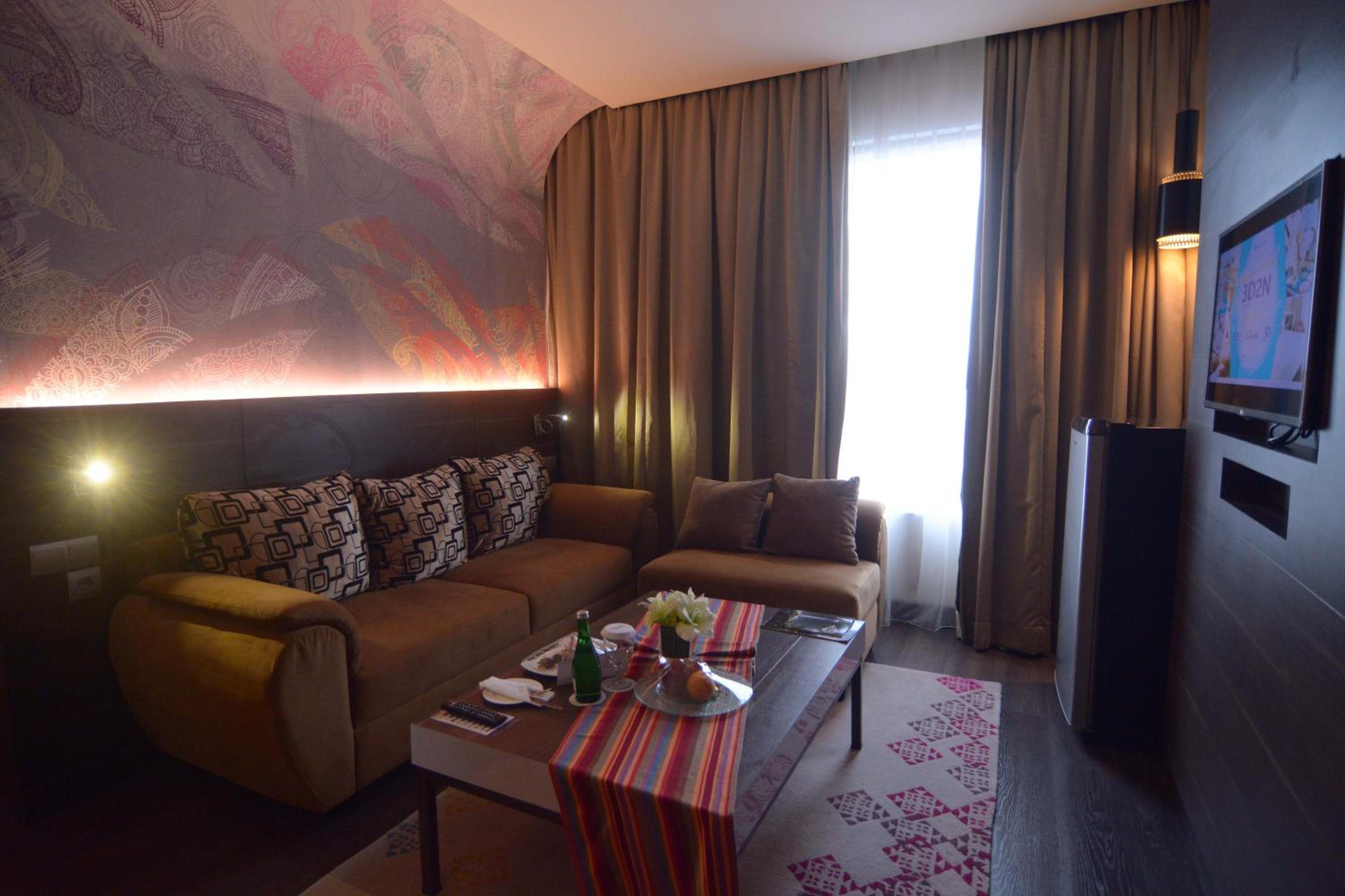 Business Suite with King Bed and Sofa photo 3